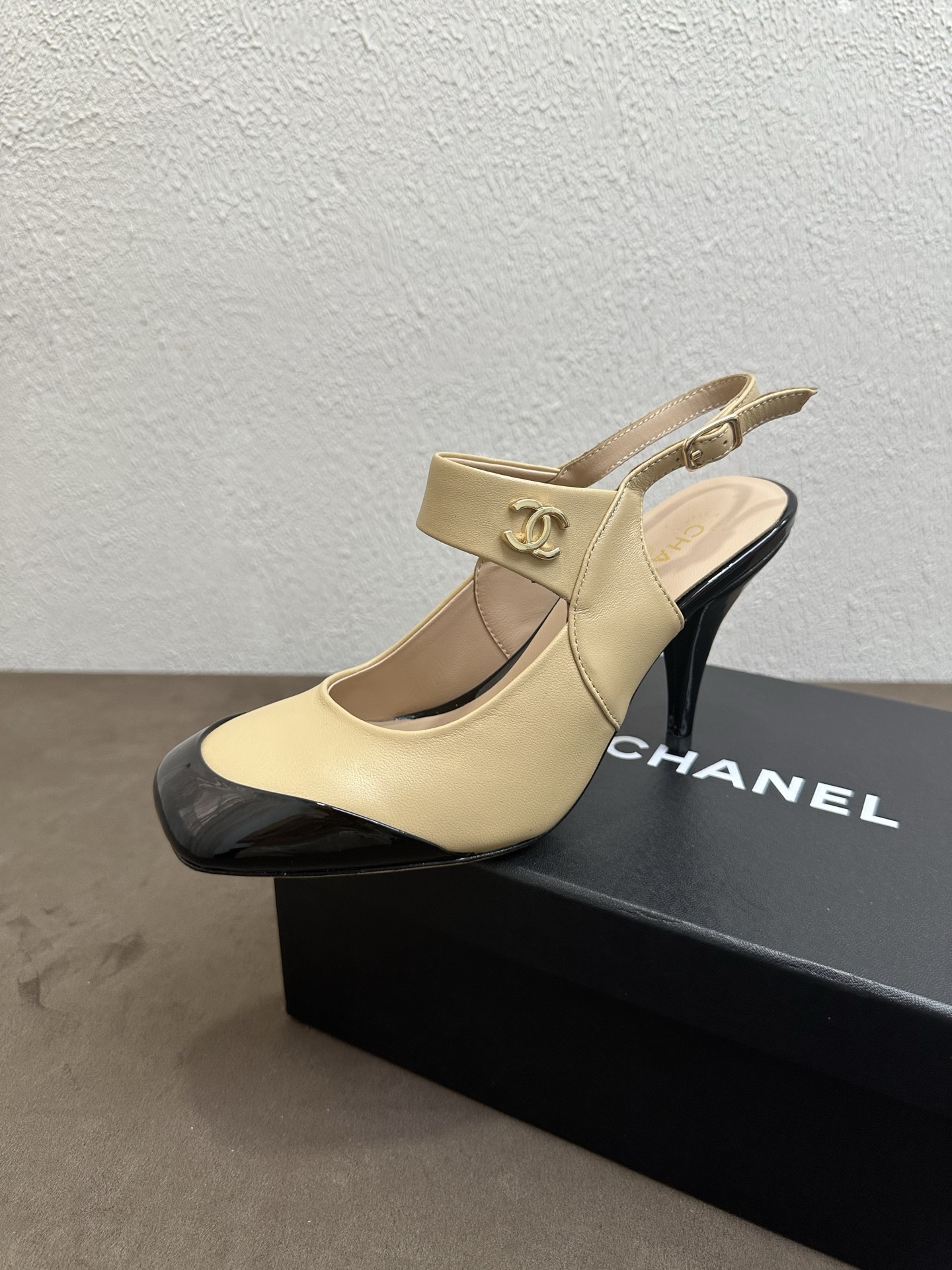 NO:876117,Chanel Chanel small fragrance style C house spring and summer color-blocked back strap stiletto sandals, light luxury and high-end atmosphere, full of contrasting patent leather round toe + double C metal buckle + back buckle stiletto multi-color hot model, 2026 counters will be updated simultaneously, purchasing top level!  Original lasting process, the same shoe model at the counter!  The upper toes perfectly make the legs look longer and slimmer, and they are soft and waxy without any wear on the feet after being worn for a long time. You can go in and out of the counter for comparison without stress!  Good shoes, full of details from head to toe!  Material imported fine glossy cowhide + contrasting patent leather toe + empty back buckle design. Multiple colors available. Lining/foot pads imported soft sheepskin. Genuine leather outsole. Authentic molded round toe stiletto last, heel height 9cm, size 35-39 (40.41 custom-made, non-refundable), high heels sandals, chanel, chanel, chanel, sandals, high heels, cowhide, sheepskin, Leather soles19860909Chanel香奈儿小香风C家春夏拼色后空绊带细跟凉鞋 轻奢高级氛围感拉满撞色漆皮圆头+双C金属饰扣+后空搭扣细跟多色爆款2026专柜同步上新 代购顶配级别！原版套楦工艺,专柜同款鞋型！上脚极致显腿长显瘦,久穿软糯不磨脚,可出入专柜无压力比对！好鞋子从头到脚细节拉满！ 材料进口细腻光面牛皮+撞色漆皮鞋头+后空搭扣设计 多色可选 内里／垫脚进口柔软羊皮 鞋底真皮大底 正品开模定型圆头细跟楦型,跟高9cm 尺码35-39（40.41定做不退换）,高跟鞋凉鞋,chanel,chanel,chanel,sandals,high heels,cowhide,sheepskin,Leather soles,Women's Shoes
