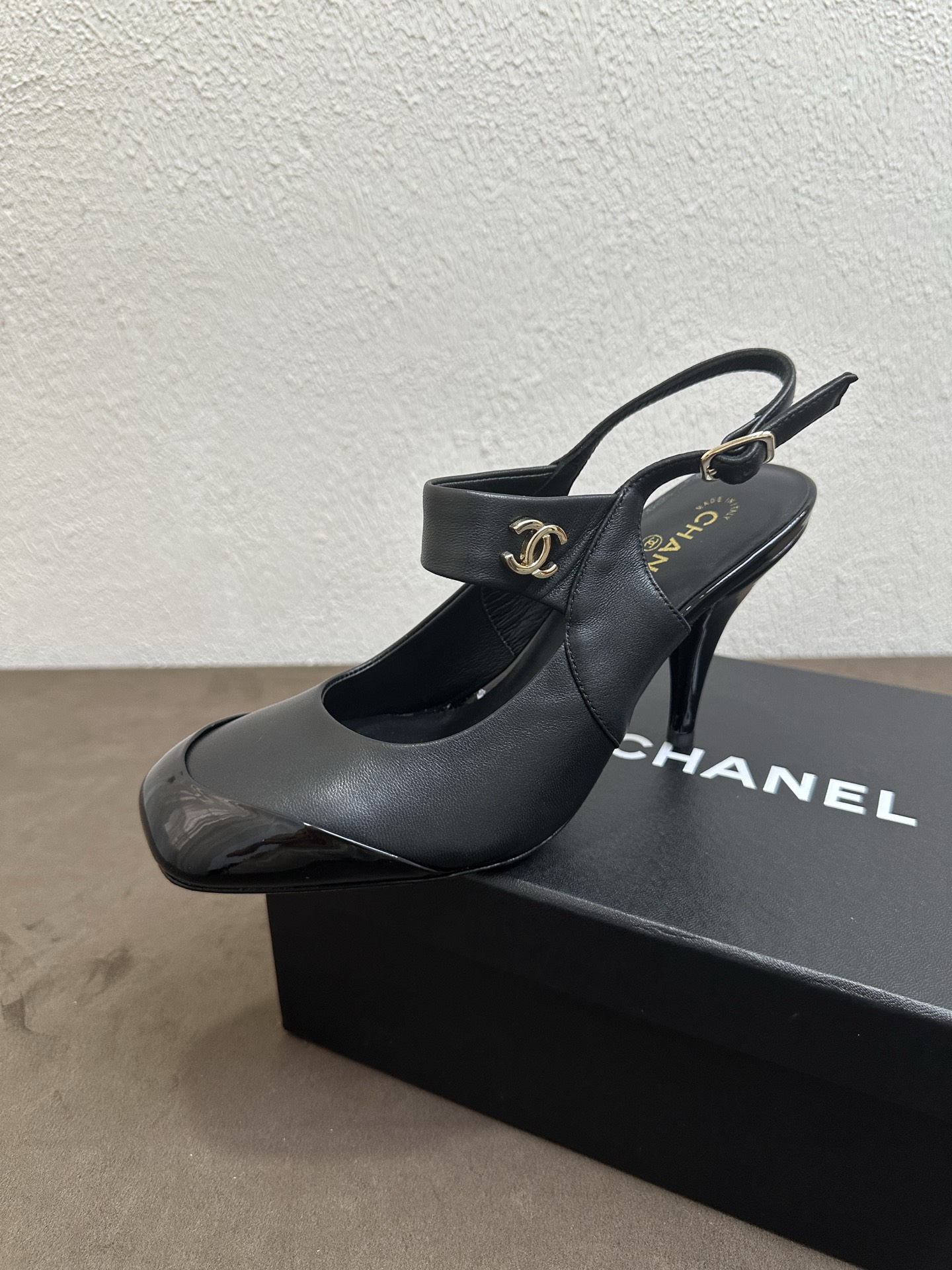 NO:876123,Chanel Chanel small fragrance style C house spring and summer color-blocked back strap stiletto sandals, light luxury and high-end atmosphere, full of contrasting patent leather round toe + double C metal buckle + back buckle stiletto multi-color hot model, 2026 counters will be updated simultaneously, purchasing top level!  Original lasting process, the same shoe model at the counter!  The upper toes perfectly make the legs look longer and slimmer, and they are soft and waxy without any wear on the feet after being worn for a long time. You can go in and out of the counter for comparison without stress!  Good shoes, full of details from head to toe!  Material: Imported fine smooth cowhide + contrasting patent leather toe cap + empty back buckle design. Multi-color optional black. Lining/foot pads imported soft sheepskin. Genuine leather outsole. Authentic molded round toe stiletto last, heel height 9cm, size 35-39 (40.41 custom-made, non-returnable), high heels sandals, chanel, chanel, chanel, sandals, high heels, cowhide, sheepskin, Leather soles19860909Chanel香奈儿小香风C家春夏拼色后空绊带细跟凉鞋 轻奢高级氛围感拉满撞色漆皮圆头+双C金属饰扣+后空搭扣细跟多色爆款2026专柜同步上新 代购顶配级别！原版套楦工艺,专柜同款鞋型！上脚极致显腿长显瘦,久穿软糯不磨脚,可出入专柜无压力比对！好鞋子从头到脚细节拉满！ 材料进口细腻光面牛皮+撞色漆皮鞋头+后空搭扣设计 多色可选黑 内里／垫脚进口柔软羊皮 鞋底真皮大底 正品开模定型圆头细跟楦型,跟高9cm 尺码35-39（40.41定做不退换）,高跟鞋凉鞋,chanel,chanel,chanel,sandals,high heels,cowhide,sheepskin,Leather soles,Women's Shoes