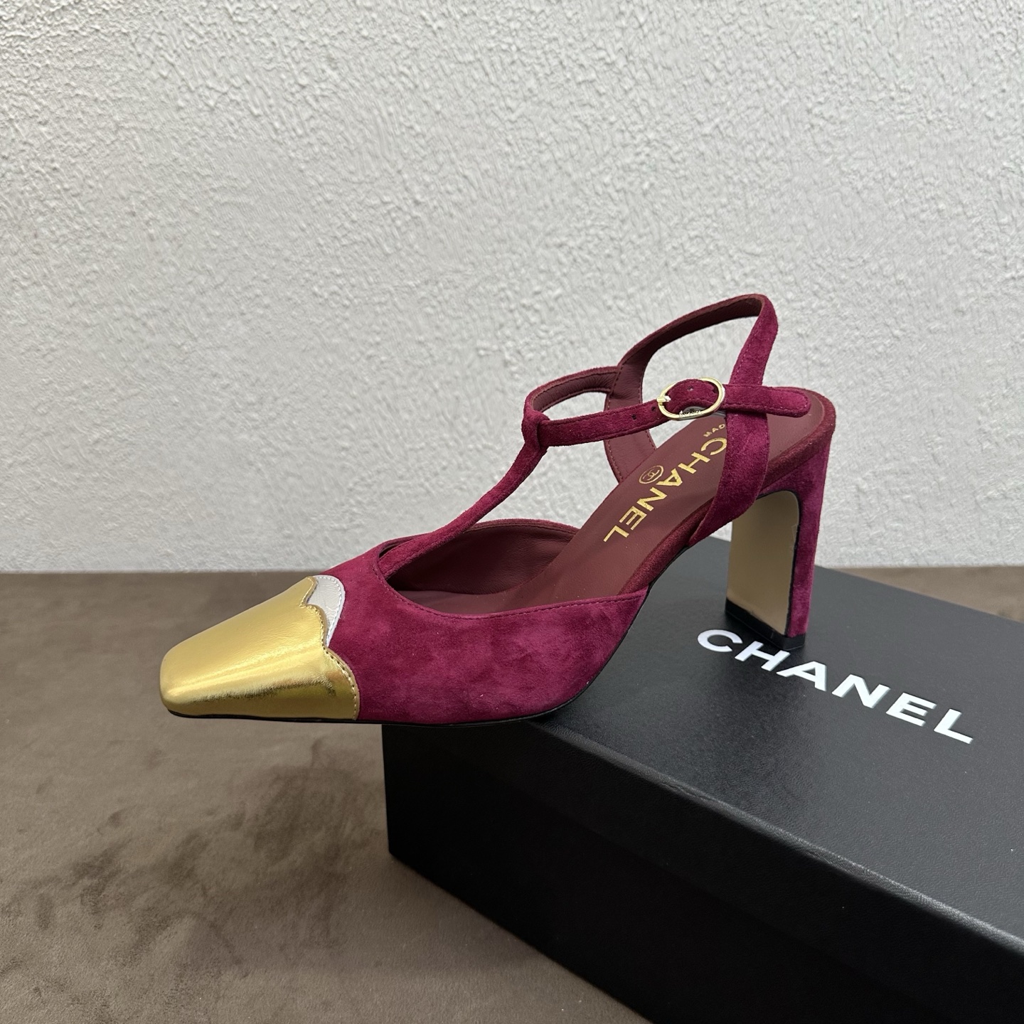 NO:876073,Chanel Chanel Little Fragrance Style C Spring and Summer Metal Square Toe T-Shape Sandals with Thick Heels and High Heels Candy Color Sandals. Light luxury and high-end atmosphere with full metal shiny toe + T-shaped trip belt buckle + retro square toe multi-color hot style. 2026 counters will be updated at the same time. Purchase the top level!  Original lasting process, the same shoe model at the counter!  The upper toes perfectly make the legs look longer and slimmer, and they are soft and waxy without any wear on the feet after being worn for a long time. You can go in and out of the counter for comparison without stress!  Good shoes, full of details from head to toe!  Material imported fine cowhide/suede + metallic shiny toe + T-shaped trip strap design. Elegant lining/foot pads. Imported soft sheepskin. Genuine leather outsole. Genuine molded and shaped square toe thick heel last, heel height 8.5cm. Size 35-39 (40.41.42 custom-made, non-refundable), high-heeled sandals, chanel, chanel, chanel, sandals, high  heels,cowhide,sheepskin,chamois leather,Leather soles19860909Chanel香奈儿小香风C家春夏金属方头T字带粗跟高跟糖果色彩色凉鞋 轻奢高级氛围感拉满金属亮面鞋头+T字绊带搭扣+复古方头多色爆款2026专柜同步上新 代购顶配级别！原版套楦工艺,专柜同款鞋型！上脚极致显腿长显瘦,久穿软糯不磨脚,可出入专柜无压力比对！好鞋子从头到脚细节拉满！ 材料进口细腻牛皮/麂皮+金属亮面鞋头+T字绊带设计 雅 内里／垫脚进口柔软羊皮 鞋底真皮大底 正品开模定型方头粗跟楦型,跟高8.5cm 尺码35-39（40.41.42定做不退换）,高跟鞋凉鞋,chanel,chanel,chanel,sandals,high heels,cowhide,sheepskin,chamois leather,Leather soles,Women's Shoes
