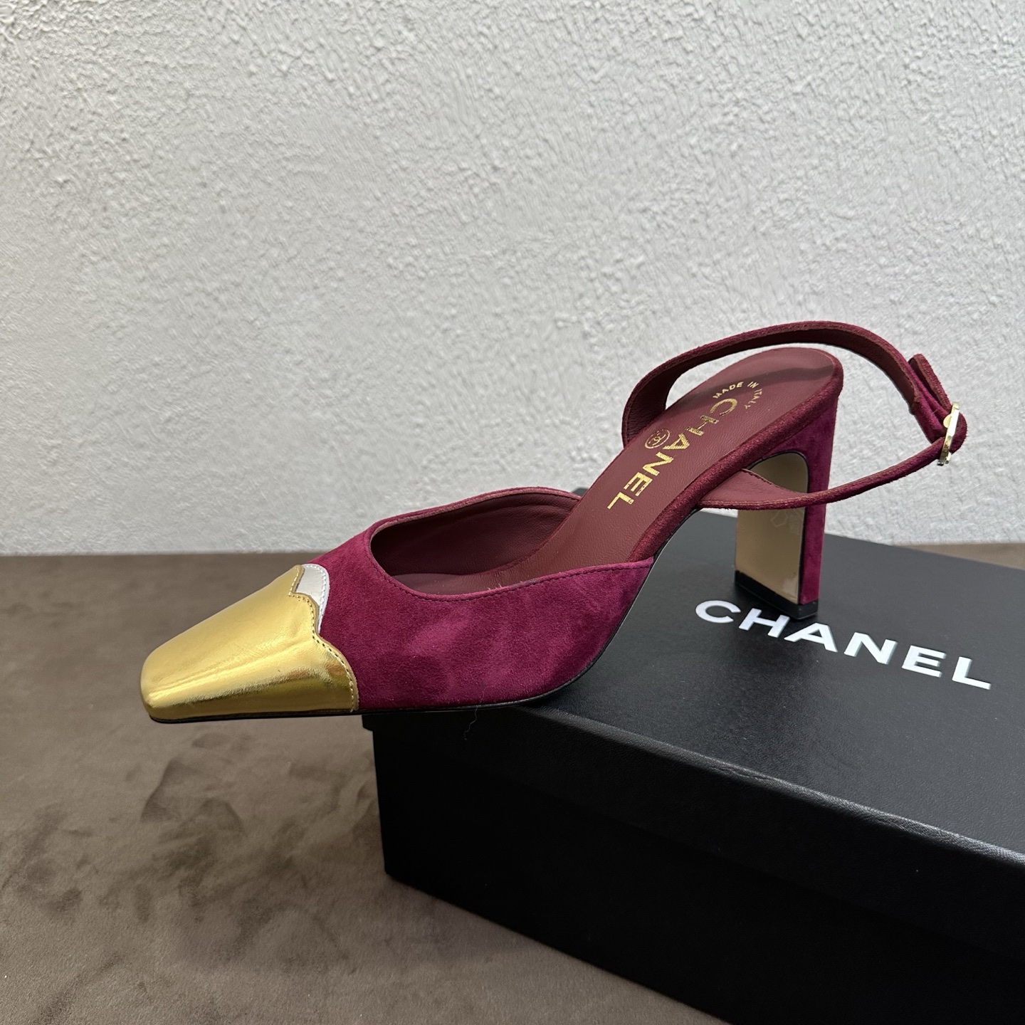 NO:876082,Chanel Chanel Little Fragrance Style C Spring and Summer Metal Pointed Toe Back Vacuum Buckle Candy Color Thick Heel High Heel Sandals. Light luxury and high-end atmosphere with full metal shiny toe + back void trip belt buckle + retro pointed toe multi-color hot style. 2026 counters will be updated at the same time. Purchase the top level!  Original lasting process, the same shoe model at the counter!  The upper toes perfectly make the legs look longer and slimmer, and they are soft and waxy without any wear on the feet after being worn for a long time. You can go in and out of the counter for comparison without stress!  Good shoes, full of details from head to toe!  Material: Imported fine cowhide/suede + metallic shiny toe + back strap design. Multiple colors to choose from. Elegant lining/foot pads. Imported soft sheepskin. Genuine leather outsole. Genuine molded and shaped pointed toe thick heel last, heel height 8.5cm. Sizes 35-39 (40.41.42 custom-made, non-refundable). High-heeled sandals, chanel, chanel, chanel, sandals, high  heels,cowhide,sheepskin,chamois leather,Leather soles19860909Chanel香奈儿小香风C家春夏金属尖头后空搭扣糖果色彩色粗跟高跟凉鞋 轻奢高级氛围感拉满金属亮面鞋头+后空绊带搭扣+复古尖头多色爆款2026专柜同步上新 代购顶配级别！原版套楦工艺,专柜同款鞋型！上脚极致显腿长显瘦,久穿软糯不磨脚,可出入专柜无压力比对！好鞋子从头到脚细节拉满！ 材料进口细腻牛皮/麂皮+金属亮面鞋头+后空绊带设计 多色可选 雅 内里／垫脚进口柔软羊皮 鞋底真皮大底 正品开模定型尖头粗跟楦型,跟高8.5cm 尺码35-39（40.41.42定做不退换）,高跟鞋凉鞋,chanel,chanel,chanel,sandals,high heels,cowhide,sheepskin,chamois leather,Leather soles,Women's Shoes