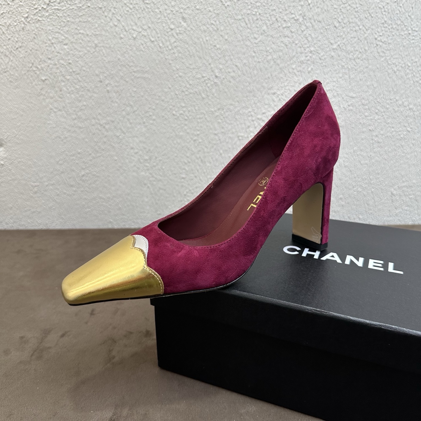 NO:876089,Chanel Chanel Little Fragrance Style C Spring and Summer Metal Pointed Toe Pump Shoes Thick Heel High Heels Candy Color Single Shoes, Light Luxurious and High-end Atmosphere Full of Metallic Shiny Toe + Simple Shallow Mouth + Retro Pointed Toe Multi-Color Hot Style 2026 Counters Are New at the Same Time, Purchase Top Level!  Original lasting process, the same shoe model at the counter!  The upper toes perfectly make the legs look longer and slimmer, and they are soft and waxy without any wear on the feet after being worn for a long time. You can go in and out of the counter for comparison without stress!  Good shoes, full of details from head to toe!  Material: Imported fine cowhide/suede + metallic shiny toe + shallow toe design, elegant lining/foot pads, imported soft sheepskin, genuine leather outsole, genuine molded and shaped pointed toe thick heel last, heel height 8.5cm, size 35-39 (40.41.42 custom-made, non-refundable), high-heeled sandals, chanel, chanel, chanel, sandals, high  heels,cowhide,sheepskin,chamois leather,Leather soles19860909Chanel香奈儿小香风C家春夏金属尖头浅口鞋粗跟高跟鞋糖果色彩色单鞋,轻奢高级氛围感拉满金属亮面鞋头+简约浅口+复古尖头多色爆款2026专柜同步上新 代购顶配级别！原版套楦工艺,专柜同款鞋型！上脚极致显腿长显瘦,久穿软糯不磨脚,可出入专柜无压力比对！好鞋子从头到脚细节拉满！ 材料进口细腻牛皮/麂皮+金属亮面鞋头+浅口套脚设计 雅 内里／垫脚进口柔软羊皮 鞋底真皮大底 正品开模定型尖头粗跟楦型,跟高8.5cm 尺码35-39（40.41.42定做不退换）,高跟鞋凉鞋,chanel,chanel,chanel,sandals,high heels,cowhide,sheepskin,chamois leather,Leather soles,Women's Shoes