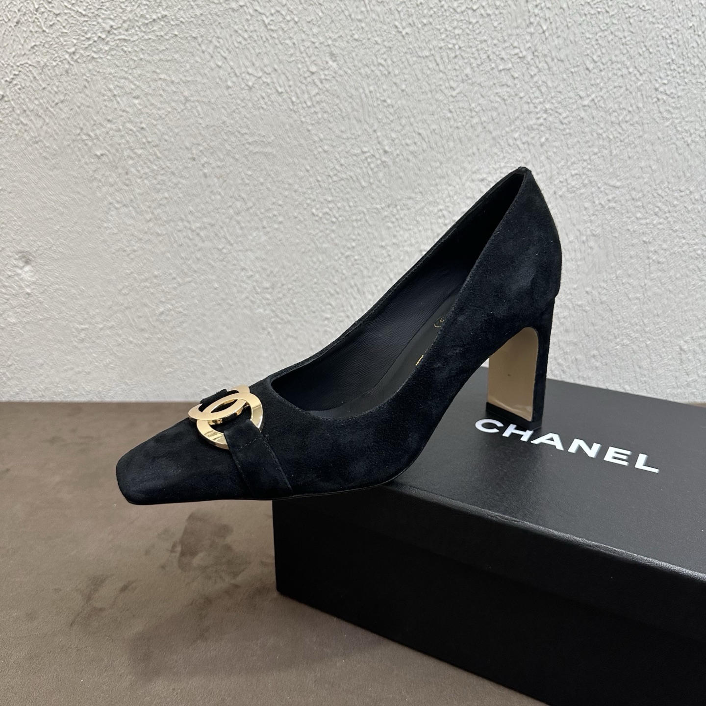 NO:876096,Chanel Chanel Little Fragrance Style C Home Spring and Summer Double C Decorated Buckle Square Toe Thick Heel Shoes Light Luxurious and High-end Atmosphere Full of Metal Double C Decorated Buckle + Simple Shallow Mouth + Retro Square Toe Multi-Color Hot Style 2026 Counters Are Available Simultaneously New Top-level Purchasing Agents!  Original lasting process, the same shoe model at the counter!  The upper toes perfectly make the legs look longer and slimmer, and they are soft and waxy without any wear on the feet after being worn for a long time. You can go in and out of the counter for comparison without stress!  Good shoes, full of details from head to toe!  Material imported fine cowhide/suede+metal double C buckle+shallow mouth foot design, elegant lining/foot pads, imported soft sheepskin, genuine leather outsole, genuine molded square toe thick heel last, heel height 8.5cm, size 35-39 (40.41.42 custom-made, non-refundable), high-heeled sandals, chanel, chanel, chanel, sandals, high  heels,cowhide,sheepskin,chamois leather,Leather soles19860909Chanel香奈儿小香风C家春夏双C饰扣方头粗跟浅口单鞋 轻奢高级氛围感拉满金属双C饰扣+简约浅口+复古方头多色爆款2026专柜同步上新 代购顶配级别！原版套楦工艺,专柜同款鞋型！上脚极致显腿长显瘦,久穿软糯不磨脚,可出入专柜无压力比对！好鞋子从头到脚细节拉满！ 材料进口细腻牛皮/麂皮+金属双C饰扣+浅口套脚设计 雅 内里／垫脚进口柔软羊皮 鞋底真皮大底 正品开模定型方头粗跟楦型,跟高8.5cm 尺码35-39（40.41.42定做不退换）,高跟鞋凉鞋,chanel,chanel,chanel,sandals,high heels,cowhide,sheepskin,chamois leather,Leather soles,Women's Shoes