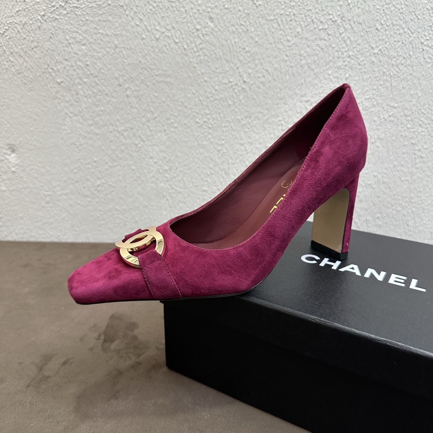 NO:876103,Chanel Chanel Little Fragrance Style C Home Spring and Summer Double C Decorative Buckle Square Toe Colorful Candy Color Thick Heel Shallow Mouth Single Shoes. Light luxury and high-end atmosphere full of metal Double C Decorative Buckle + Simple Shallow Mouth + Retro Square Toe multi-color hot model. 2026 counters will be updated at the same time. Purchase the top level!  Original lasting process, the same shoe model at the counter!  The upper toes perfectly make the legs look longer and slimmer, and they are soft and waxy without any wear on the feet after being worn for a long time. You can go in and out of the counter for comparison without stress!  Good shoes, full of details from head to toe!  Material imported fine cowhide/suede+metal double C buckle+shallow mouth foot design, elegant lining/foot pads, imported soft sheepskin, genuine leather outsole, genuine molded square toe thick heel last, heel height 8.5cm, size 35-39 (40.41.42 custom-made, non-refundable), high-heeled sandals, chanel, chanel, chanel, sandals, high  heels,cowhide,sheepskin,chamois leather,Leather soles19860909Chanel香奈儿小香风C家春夏双C饰扣方头彩色糖果色粗跟浅口单鞋 轻奢高级氛围感拉满金属双C饰扣+简约浅口+复古方头多色爆款2026专柜同步上新 代购顶配级别！原版套楦工艺,专柜同款鞋型！上脚极致显腿长显瘦,久穿软糯不磨脚,可出入专柜无压力比对！好鞋子从头到脚细节拉满！ 材料进口细腻牛皮/麂皮+金属双C饰扣+浅口套脚设计 雅 内里／垫脚进口柔软羊皮 鞋底真皮大底 正品开模定型方头粗跟楦型,跟高8.5cm 尺码35-39（40.41.42定做不退换）,高跟鞋凉鞋,chanel,chanel,chanel,sandals,high heels,cowhide,sheepskin,chamois leather,Leather soles,Women's Shoes