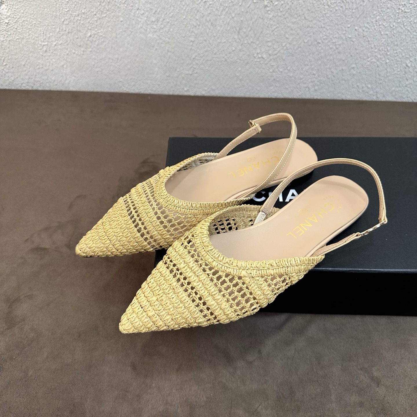 NO:876064,Chanel Chanel Little Fragrance Style C Spring and Summer Braided Pointed Toe Back Strap Sandals, light luxury holiday atmosphere full of handmade hollow straw weaving + retro pointed toe + thin strap back strap two-color hot style, 2026 counters will be updated at the same time, purchase the top level!  Original lasting process, the same shoe model at the counter!  The upper part of the foot is extremely slim and elegant. It can be worn for a long time without being stuffy, and can be compared in and out of the counter without pressure!  Good shoes, full of details from head to toe!  Materials: imported hand-woven raffia, lining/foot pads, imported soft sheepskin, genuine leather outsole, genuine open-mold shaped pointed toe flat bottom last, flat bottom design, size 35-39 (40~41 customized, non-refundable), sandals, chanel, chanel, chanel, sandals, espadrilles, sheepskin, Leather soles19860909Chanel香奈儿小香风C家春夏编织尖头后空后带凉鞋,轻奢度假氛围感拉满手工镂空草编编织+复古尖头+细带后绊带两色爆款2026专柜同步上新 代购顶配级别！原版套楦工艺,专柜同款鞋型！上脚极致显脚瘦显气质,久穿透气不闷脚,可出入专柜无压力比对！好鞋子从头到脚细节拉满！ 材料进口手工编织拉菲草 凡 内里／垫脚进口柔软羊皮 鞋底真皮大底 正品开模定型尖头平底楦型,平底设计 尺码35-39（40~41定做不退换）,凉鞋,chanel,chanel,chanel,sandals,espadrilles,sheepskin,Leather soles,Women's Shoes