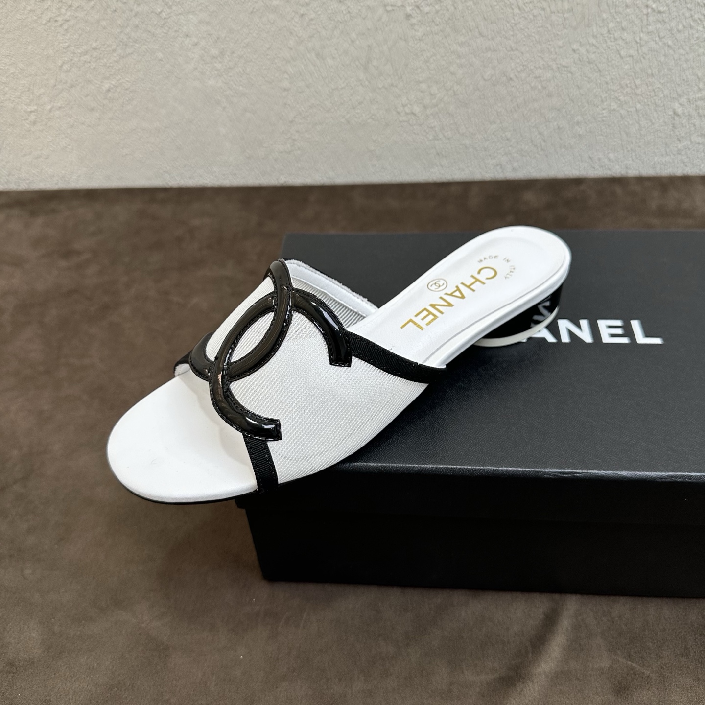 NO:876055,Chanel Chanel Little Fragrance Style C Home Spring and Summer Double C color-blocked low-heeled slippers, light luxury and exquisite atmosphere full of classic Double C logo + contrasting color stitching + simple open toe multi-color hot style, 2026 counters will be updated at the same time, purchasing top-level products!  Original lasting process, the same shoe model at the counter!  The upper foot is casual and elegant, and it is comfortable to wear for a long time without abrasion on the feet. It can be compared in and out of the counter without pressure!  Good shoes, full of details from head to toe!  Material imported fine cowhide/transparent mesh fabric + glossy patent leather edging + one-line open toe design Black lining/foot pads imported soft sheepskin sole leather outsole Genuine molded low heel square heel last, heel height 2cm Size 35-39 (40~41 customized, non-refundable), slippers, chanel, chanel, chanel, slippers, cowhide, sheepskin, Leather soles19860909Chanel香奈儿小香风C家春夏双C拼色低跟一字拖鞋,轻奢精致氛围感拉满经典双C标识+撞色拼接+简约露趾多色爆款2026专柜同步上新 代购顶配级别！原版套楦工艺,专柜同款鞋型！上脚随性显气质,久穿舒适不磨脚,可出入专柜无压力比对！好鞋子从头到脚细节拉满！ 材料进口细腻牛皮/透明网纱网布+亮面漆皮包边+一字露趾设计 黑 内里／垫脚进口柔软羊皮 鞋底真皮大底 正品开模定型低跟方跟楦型,跟高2cm 尺码35-39（40~41定做不退换）,拖鞋,chanel,chanel,chanel,slippers,cowhide,sheepskin,Leather soles,Women's Shoes