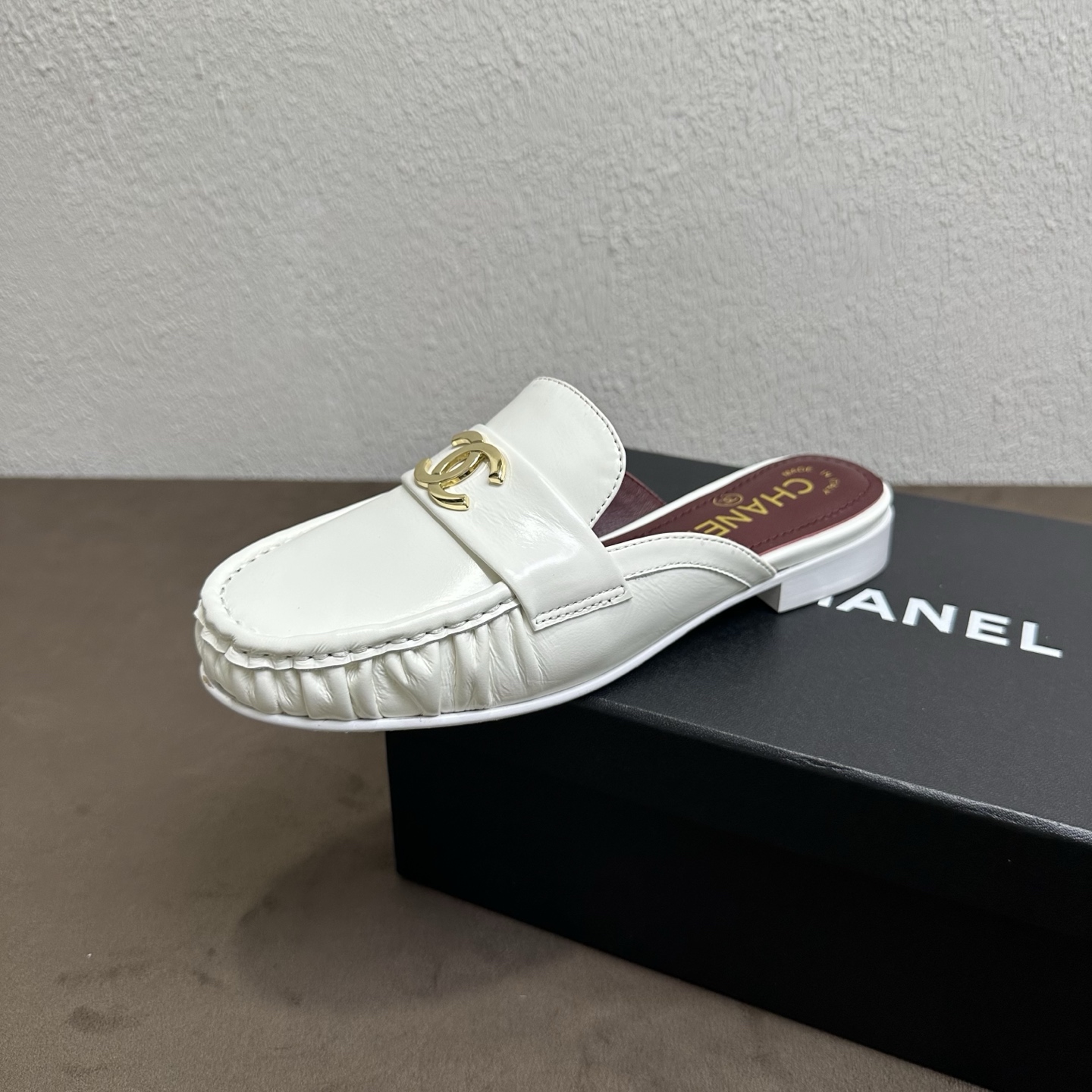 NO:876046,Chanel Chanel small fragrance style C house spring and summer double C buckle Loaf half slippers, light luxury and lazy atmosphere full of metal double C buckle + pleated thick shoe edge + square toe Mule slippers multi-color hot style 2026 counters will be new at the same time. Purchase the top level!  Original lasting process, the same shoe model at the counter!  The upper is casual and versatile, showing off your temperament. It is soft and waxy without being stuffy after being worn for a long time. You can go in and out of the counter to compare without stress!  Good shoes, full of details from head to toe!  Material: Imported glossy soft cowhide + metal double C buckle + square toe half drag design. Black lining/foot pads. Imported soft sheepskin. Genuine leather outsole. Genuine molded square toe low heel last, heel height 1.5cm.  Size 35-39 (40.41 custom-made, non-refundable), half-slip sandals, chanel, chanel, chanel, loafers, sandals, slippers, cowhide, sheepskin, Leather soles19860909Chanel香奈儿小香风C家春夏双C扣乐福半拖鞋,轻奢慵懒氛围感拉满金属双C饰扣+褶皱厚鞋边+方头穆勒拖多色爆款2026专柜同步上新 代购顶配级别！原版套楦工艺,专柜同款鞋型！上脚随性百搭显气质,久穿软糯不闷脚,可出入专柜无压力比对！好鞋子从头到脚细节拉满！ 材料进口亮面软牛皮+金属双C扣+方头半拖设计 黑 内里／垫脚进口柔软羊皮 鞋底真皮大底 正品开模定型方头低跟楦型,跟高1.5cm 尺码35-39（40.41定做不退换）,半拖凉鞋,chanel,chanel,chanel,loafers,sandals,slippers,cowhide,sheepskin,Leather soles,Women's Shoes