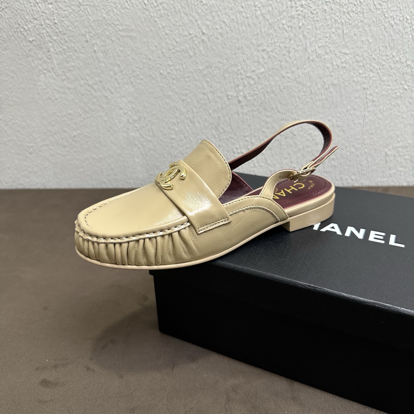 NO:876036,Chanel Chanel Little Fragrance Style C Spring and Summer Double C Buckle Back Strap Loafer Sandals, Light Luxury Retro Atmosphere Full of Metal Double C Decorative Buckle + Thick Pleated Shoe Edge + Back Trip Strap Design Multi-Color Hot Style 2026 Counters Are Available Simultaneously New Top Level Purchasing Agents!  Original lasting process, the same shoe model at the counter!  The upper is simple and versatile, showing off your temperament. It is soft and waxy without any wear on your feet after being worn for a long time. You can go in and out of the counter to compare without stress!  Good shoes, full of details from head to toe!  Material: Imported glossy soft cowhide + metal double C buckle + square toe back design. Lining/foot pads imported soft sheepskin. Genuine leather outsole. Authentic molded square toe low heel last, heel height 1.5cm. Size 35-39 (40.41 custom made, non-refundable), half-slip sandals, chanel, chanel, chanel, loafers, sandals, cowhide, sheepskin, Leather soles19860909Chanel香奈儿小香风C家春夏双C扣后带乐福鞋凉鞋,轻奢复古氛围感拉满金属双C饰扣+褶皱厚鞋边+后绊带设计多色爆款2026专柜同步上新 代购顶配级别！原版套楦工艺,专柜同款鞋型！上脚简约百搭显气质,久穿软糯不磨脚,可出入专柜无压力比对！好鞋子从头到脚细节拉满！ 材料进口亮面软牛皮+金属双C扣+方头后空设计 内里／垫脚进口柔软羊皮 鞋底真皮大底 正品开模定型方头低跟楦型,跟高1.5cm 尺码35-39（40.41定做不退换）,半拖凉鞋,chanel,chanel,chanel,loafers,sandals,cowhide,sheepskin,Leather soles,Women's Shoes