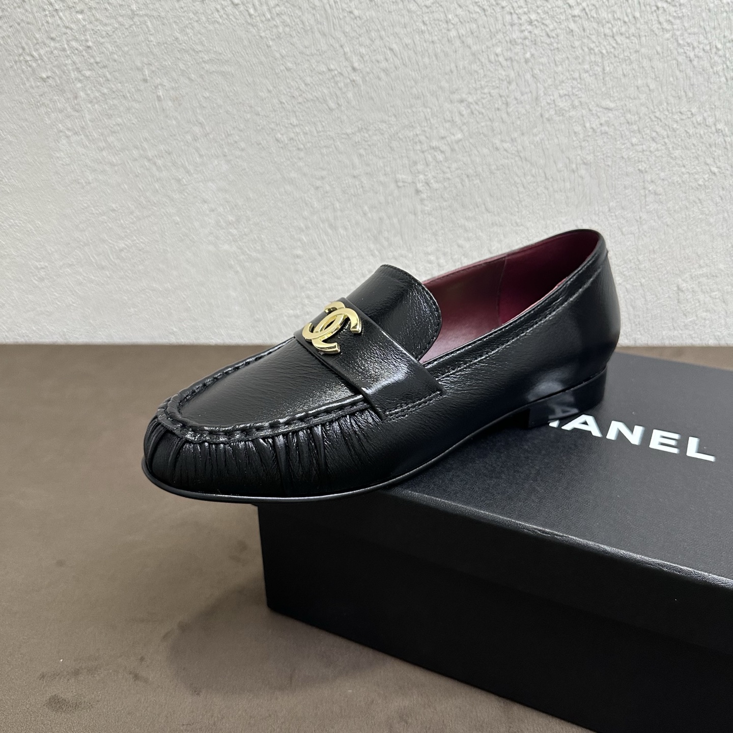 NO:876029,Chanel Chanel Little Fragrance Style C Spring and Summer Double C Buckle Pleated Loafers, Light Luxury Retro Atmosphere Full of Metal Double C Decorative Buckle + Vamp Wrinkle Craft + Square Toe and Feet Multi-Color Hot Style, 2026 Special Counters Are New at the Same Time, Top Level Purchasing Agency!  Original lasting process, the same shoe model at the counter!  The upper is simple and versatile, showing off your temperament. It is soft and waxy without any wear on your feet after being worn for a long time. You can go in and out of the counter to compare without stress!  Good shoes, full of details from head to toe!  Material: imported glossy soft cowhide + metal double C buckle + square toe loafer foot design, black lining/foot pads, imported soft sheepskin, genuine leather outsole, genuine molded square toe low heel last, heel height 1.5cm, size 35-39 (40.41 custom-made, non-refundable), half-slip sandals, chanel, chanel, chanel, loafers, sandals, cowhide, sheepskin, Leather  soles19860909Chanel香奈儿小香风C家春夏双C扣褶皱乐福鞋,轻奢复古氛围感拉满金属双C饰扣+鞋面褶皱工艺+方头套脚多色爆款2026专柜同步上新 代购顶配级别！原版套楦工艺,专柜同款鞋型！上脚简约百搭显气质,久穿软糯不磨脚,可出入专柜无压力比对！好鞋子从头到脚细节拉满！ 材料进口亮面软牛皮+金属双C扣+方头乐福套脚设计 黑 内里／垫脚进口柔软羊皮 鞋底真皮大底 正品开模定型方头低跟楦型,跟高1.5cm 尺码35-39（40.41定做不退换）,半拖凉鞋,chanel,chanel,chanel,loafers,sandals,cowhide,sheepskin,Leather soles,Women's Shoes