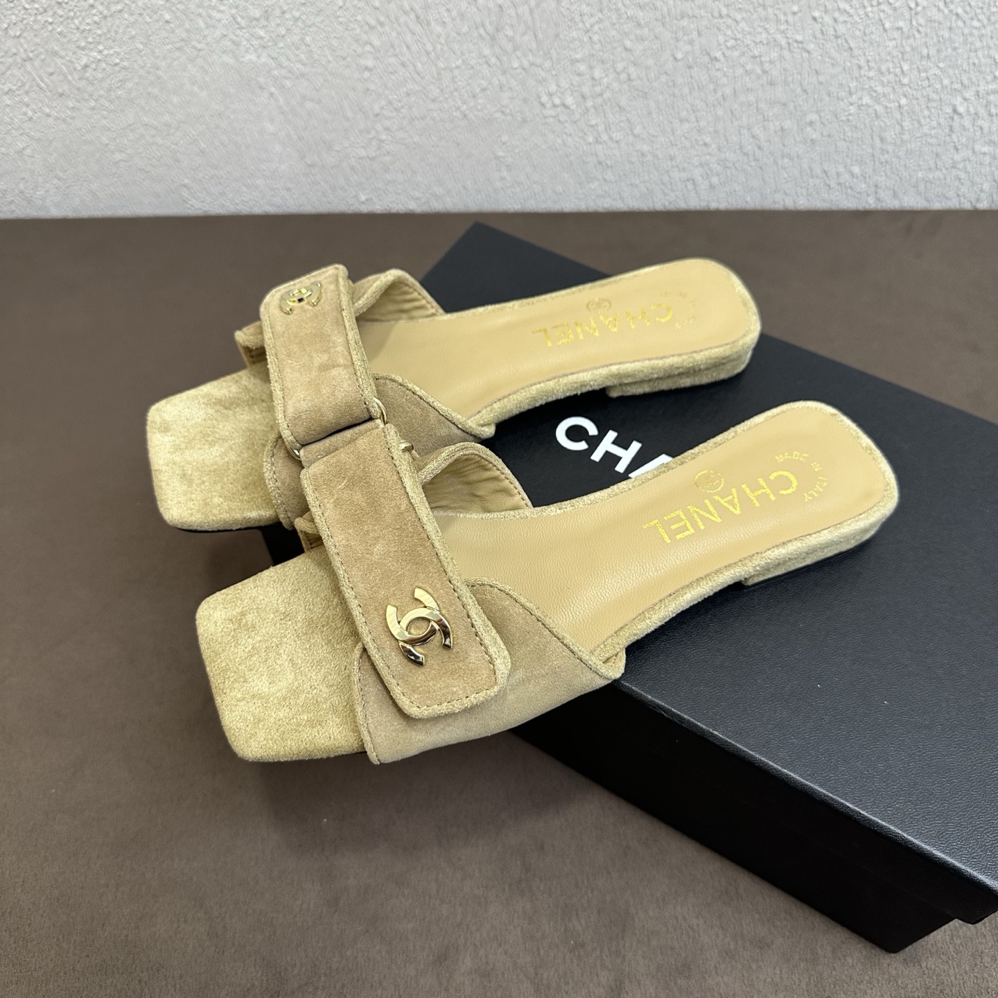 NO:876021,26Fw spring and summer new model Chanel Xiaoxiang classic double-C Velcro one-word square toe flat sandals. The metal double Cs on the shoe body are the iconic Chanel brand logo, which is full of retro elegance. The flip-top Velcro strap design can be finely adjusted for tightness, taking into account the appearance and practicality of putting on and taking off. The fine workmanship reveals the high-end texture of the luxury brand.  All-purpose sandals, simple version combined with exquisite light luxury details, a must-have item for spring and summer wear, durable and practical to wear regardless of the shape of your feet. The upper is shiny sheepskin/sheep suede, the lining is full sheepskin, the sole is Italian genuine leather, the size is 35-39 (custom-made 40 and 41 are non-refundable), slippers, chanel, chanel, slippers, sheepskin, sheep, Leather soles1986090926Fw春夏新款Chanel小香经典双C魔术贴一字拖方头平底凉拖鞋 鞋身金属双C标志性香奈儿品牌标识,复古贵气拉满,翻盖魔术贴袢带设计可微调松紧,兼顾颜值与穿脱实用性,精细做工处处流露奢牌高级质感. 万年百搭款凉拖,简约版型糅合精致轻奢细节,春夏穿搭刚需宝藏单品,耐看实穿不挑脚型. 鞋面亮面羊皮/羊猄反绒皮 内里垫脚全羊皮 鞋底意大利真皮大底 码数35-39（40、41定做不退换）,拖鞋,chanel,chanel,slippers,sheepskin,sheep,Leather soles,Women's Shoes
