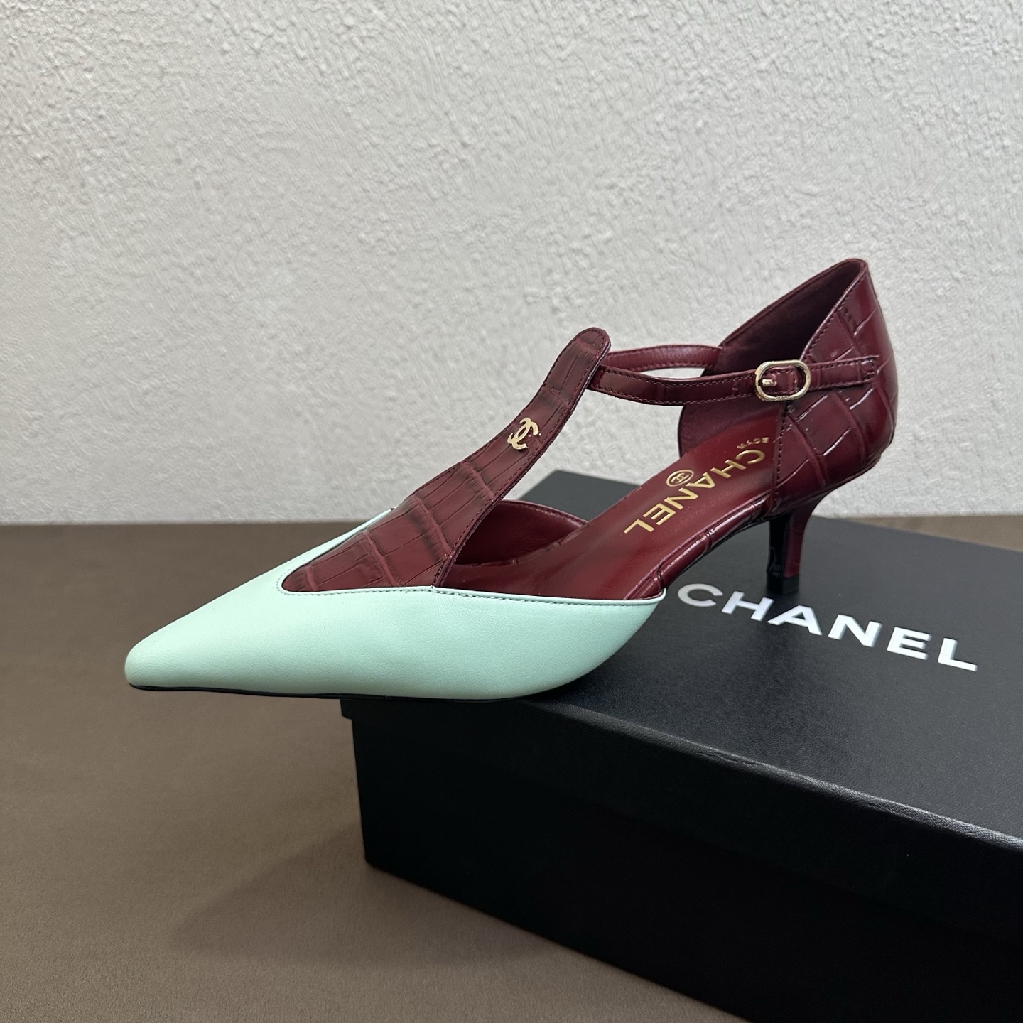 NO:876013,26 spring and summer new Chanel Xiaoxiang color-blocked T-strap spliced stiletto hollow sandals. The upper body is embellished with classic metal double logos, the iconic brand hardware is exquisite and noble, T-shaped one-word strap + adjustable buckle design on the heel, contrasting color splicing and neat pointed toe version, full of retro French light luxury texture, and detailed workmanship show the level of big brands.  Suitable for daily commuting, dating, shopping, and dinner outings. The 4.5cm elegant slender heel elongates the proportion of the legs, and the upper toes are modified to make the feet slimmer and slender. It has an elegant atmosphere when paired with skirts, suit pants, and windbreakers. The classic contrasting T-shaped pointed toe style is retro and durable. It is a versatile shoe for spring and summer wear. It is a must-have item for exquisite women's shoe cabinets. The upper is imported first-layer lambskin (some crocodile embossed cowhide)  Full-grain mixed sheepskin lining for feet, Italian genuine leather outsole, size 35-39 (40, 41 customized, non-refundable), high-heeled sandals, chanel, sandals, high heels, skirts, business suit, cowhide, sheepskin, Leather soles1986090926春夏新款Chanel小香拼色T字带尖头拼接细跟中空凉鞋 鞋面鞋身点缀经典金属双Clogo,标志性品牌五金精致显贵,T型一字袢带+后跟可调节扣设计,撞色拼接搭配利落尖头版型,复古法式轻奢质感拉满,细节做工尽显大牌水准. 日常通勤、约会逛街、晚宴出行全都适配,4.5cm秀气细跟拉长腿部比例,上脚修饰脚型显瘦修长,搭配半身裙、西装裤、风衣都自带优雅氛围感. 经典撞色T字尖头款,复古耐看不易落伍,春夏穿搭刚需百搭美鞋,精致女人鞋柜必备单品. 鞋面进口头层小羊皮（部分鳄鱼压纹牛皮） 内里垫脚全粒面混种羊皮 鞋底意大利真皮大底 码数35-39（40、41定制不退换）,高跟鞋凉鞋,chanel,sandals,high heels,skirts,business suit,cowhide,sheepskin,Leather soles,Women's Shoes