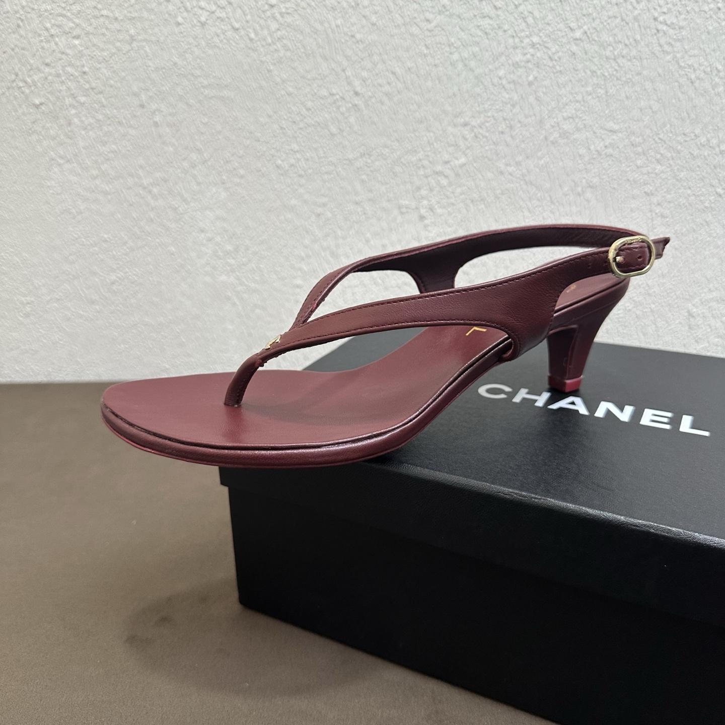 NO:876090,26 spring and summer new Chanel Xiaoxiang metal double C flip-flop stiletto sandals. The toe strap is decorated with mini golden double C buckles. The brand's iconic elements are exquisite and compact. The back strap is equipped with a metal adjustment buckle to freely tighten the shoe mouth. The simple tailoring blends French light luxury style. The minimalist version has its own high-end atmosphere.  Suitable for commuting to work, dating, outings, and daily shopping. The 4cm elegant low heel optimizes leg lines and makes the feet slim and slender. It is easy to match with dresses and suit pants to create an elegant look. The durable and light luxury herringbone sandals are neatly cut and not bulky. They are a must-have item for the spring and summer atmosphere. They are practical and versatile and will not go out of style. The upper is imported lambskin, the lining is full-grain mixed sheepskin, and the sole is Italian genuine leather.  Size 35-39 (40 and 41 customized are not returnable), split-toe shoes, chanel, sandals, skirts, business suit, sheepskin, Leather soles1986090926春夏新款Chanel小香金属双C夹趾后绊带细跟凉鞋 鞋头夹带点缀迷你金色双C饰扣,品牌标志性元素精致小巧,后绊带搭配金属调节扣可自由收束鞋口,简约剪裁糅合法式轻奢格调,极简版型自带高级氛围感. 通勤上班、约会出游、日常逛街全能适配,4cm雅致低跟优化腿部线条,上脚衬得脚面纤细修长,搭配连衣裙、西装裤轻松拿捏优雅气质. 经久耐看的轻奢人字凉鞋,利落剪裁不臃肿,春夏氛围感刚需单品,实穿百搭不容易过时. 鞋面进口小羊皮 内里垫脚全粒面混种羊皮 鞋底意大利真皮大底 码数35-39（40、41定制不退换）,分趾鞋,chanel,sandals,skirts,business suit,sheepskin,Leather soles,Women's Shoes