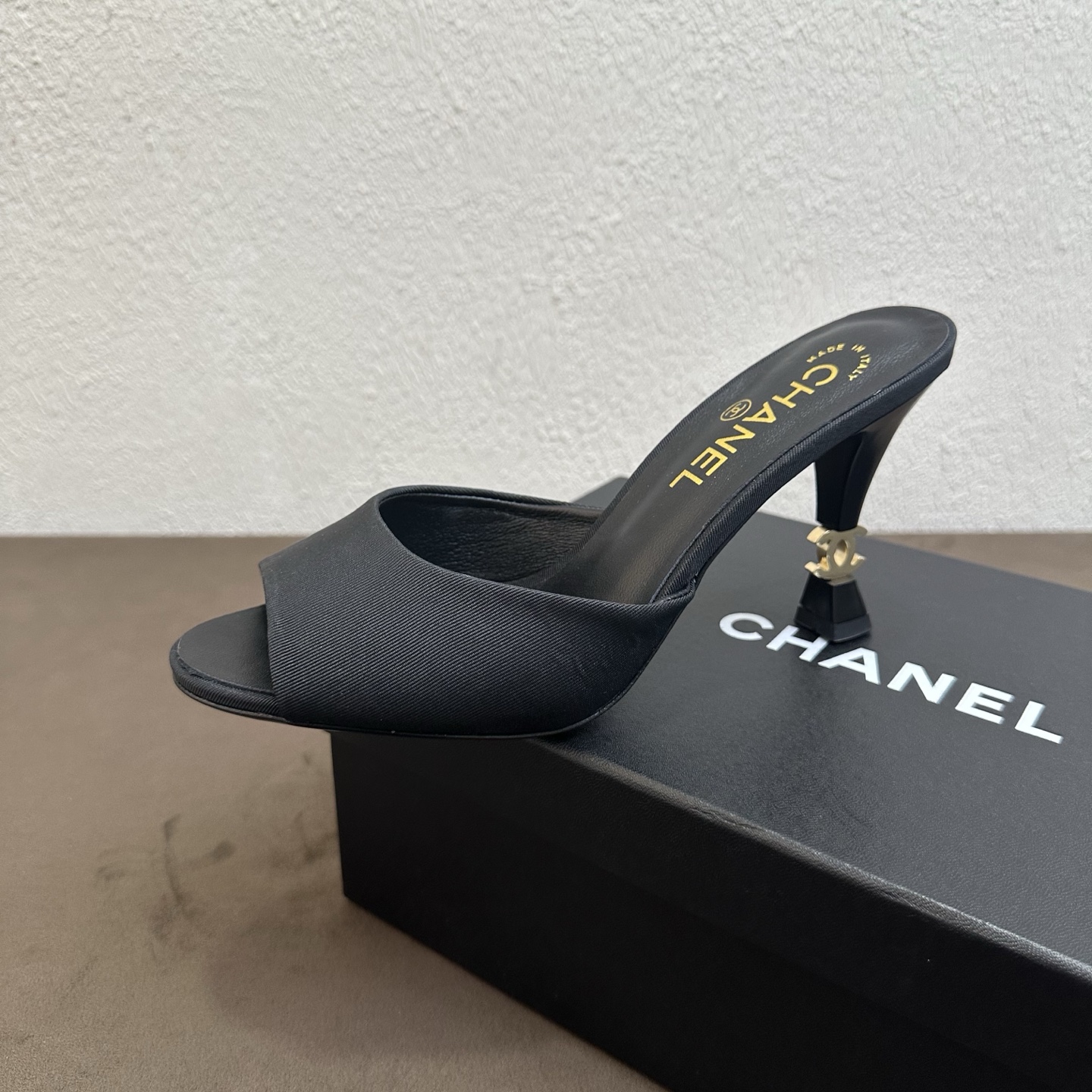 NO:876081,26 spring and summer new Chanel Xiaoxiang metal double C special-shaped heel fish mouth high-heeled sandals. The heel is inlaid with the iconic metal double C hardware, which is the finishing touch of the whole pair of shoes. The unique special-shaped thick heel is paired with a simple wide fish mouth upper. The neat open version has a French light luxury atmosphere, and the big-name details are full of texture.  Suitable for commuting, dating, going out on vacation, and dinner parties. The 8.5cm exquisite high heels optimize the body line and make the legs slender. Pair them with dresses and wide-leg pants to easily create a refined atmosphere. Multi-color solid classic sandals, simple and elegant style that will never go out of style. Spring and summer shoe cabinets just need a versatile item. The upper is elegant and dignified. The upper is imported matte lambskin/sardine cloth and the lining is full-grain mixed sheepskin.  Sole Italian genuine leather outsole, size 35-39 (40, 41 customized, non-returnable), high heels and slippers, chanel, high heels, slippers, skirts, sheepskin, Leather soles1986090926春夏新款Chanel小香金属双C异形跟鱼嘴高跟凉拖鞋 鞋跟镶嵌标志性金属双C五金,是整双鞋的点睛设计,别致异形粗跟搭配简约宽面鱼嘴鞋面,利落敞口版型自带法式轻奢氛围感,大牌细节质感拉满. 通勤约会、度假出街、晚宴聚会全场景适配,8.5cm精致高跟优化身形线条,上脚衬得双腿纤细修长,搭配连衣裙、阔腿裤轻松打造精致氛围感穿搭. 多色纯色经典凉拖,版型简约大气永不过时,春夏鞋柜刚需百搭单品,上脚优雅显贵不挑穿搭. 鞋面进口哑光小羊皮/沙丁布 内里垫脚全粒面混种羊皮 鞋底意大利真皮大底 码数35-39（40、41定制不退换）,高跟鞋拖鞋,chanel,high heels,slippers,skirts,sheepskin,Leather soles,Women's Shoes