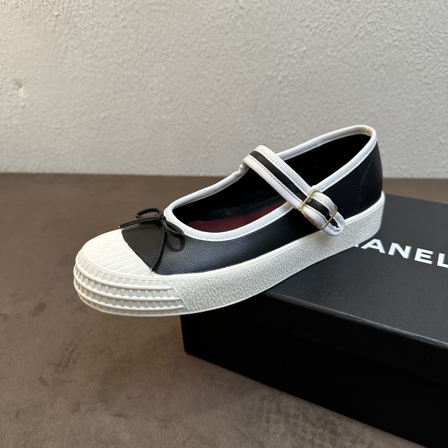 NO:876054,26 spring and summer new model Chanel Xiaoxiang bow one-word buckle Mary Jane thick-soled casual shoes. The toe has a hidden double C logo embossed, the toe bow is equipped with an adjustable buckle, classic contrasting color binding + shell pattern anti-kick toe, full of retro college style, original lasting technology, the same version in the counter, the details of the workmanship are benchmarked against the counters, and you can go in and out of the counters for stress-free comparison.  Suitable for daily commuting, shopping and outings, and campus wear. The platform thick sole quietly increases the height of the upper foot, and the upper foot is modified to lengthen the leg line. The upper foot is light and soft without pressurizing the feet. It can be easily matched with a skirt and jeans to create a Korean girly atmosphere. Retro Mary Jane casual style, versatile color matching, durable and versatile. It is a must-have item in the spring and summer shoe cabinet, and the sweet girl's daily appearance rate is very high. The upper is imported fine smooth cowhide, and the inner foot pad is imported soft sheepskin.  Original non-slip and wear-resistant platform thick sole, code number 35-39 (40 customized, non-returnable), Mary Jane, chanel, mary jane, skirts, jeans, cowhide, sheepskin1986090926春夏新款Chanel小香蝴蝶结一字扣玛丽珍厚底休闲单鞋 鞋头暗藏精致压印双C标识,鞋头蝴蝶结搭配一字可调节搭扣,经典撞色包边+贝壳纹防踢鞋头,复古学院风拉满,原版套楦工艺,专柜同款版型,细节做工对标专柜,可出入专柜无压力比对. 日常通勤、逛街出游、校园穿搭全都适配,松糕厚底悄悄增高,上脚修饰脚型拉长腿部线条,上脚轻盈软糯不压脚,搭配半身裙、牛仔裤轻松拿捏韩系少女氛围感. 复古玛丽珍休闲款,配色百搭耐看不挑穿搭,春夏鞋柜刚需宝藏单品,甜妹日常出镜率超高. 鞋面进口细腻光面牛皮 内里垫脚进口柔软羊皮 鞋底原版防滑耐磨松糕厚底 码数35-39（40定做不退换）,玛丽珍,chanel,mary jane,skirts,jeans,cowhide,sheepskin,Women's Shoes