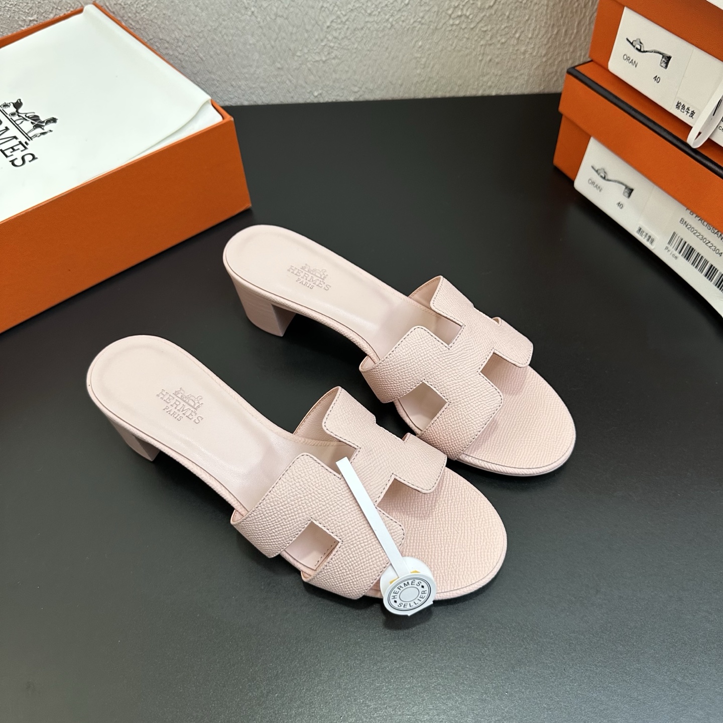 NO:885869,HERMES, palm print medium and thick heel series H slides, great looking on the feet!  The original shoe is made at 1:1, the top version, very comfortable and generous on the foot. It is a perfect combination of high-end and gorgeous luxury goods loved by famous brands, showing you the charm of noble and extraordinary life; paired with a custom-made silk scarf from a special channel, the slippers transform into a full holiday style. Upper material: advanced custom-made first-layer palm-print cowhide, lining sheepskin, Italian genuine leather outsole. Multiple colors to choose from!  Size: 35-43 (41 and 42 are custom-made and cannot be returned or exchanged), slippers, hermes, hermes, slippers, cowhide, sheepskin, Leather soles19860909HERMES爱马仕,手掌纹中跟粗跟系列H拖,上脚颜值超高！原版鞋1:1制作,顶级版本,上脚非常舒服大方,大牌名明最爱的奢侈品高档华丽的完美结合一体,为你展现出高贵不凡的人生魅力；配上特殊渠道定制丝巾,拖鞋摇身一变度假风十足. 鞋面材质:高级定制头层手掌纹牛皮, 内里垫脚羊皮,意大利真皮大底.多色选择！ 码数:35-43（41 42订做不退换）,拖鞋,hermes,hermes,slippers,cowhide,sheepskin,Leather soles,Women's Shoes