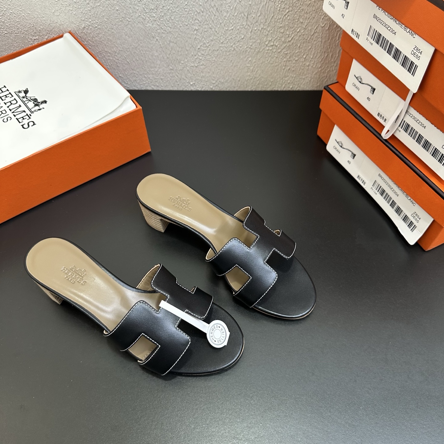 NO:885880,HERMES, plain pattern medium and thick heel series H slides, great looking on the feet!  The original shoe is made at 1:1, the top version, very comfortable and generous on the feet. It is a perfect combination of high-end and gorgeous luxury goods loved by famous brands, showing you the charm of noble and extraordinary life; paired with a custom-made silk scarf from a special channel, the slippers become full of holiday style. Upper material: advanced custom-made plain cowhide, lining sheepskin, Italian genuine leather outsole. Multiple colors to choose from!  Size: 35-43 (41 and 42 are custom-made and cannot be returned or exchanged), slippers, hermes, hermes, slippers, cowhide, sheepskin, Leather soles19860909HERMES爱马仕,平纹纹中跟粗跟系列H拖,上脚颜值超高！原版鞋1:1制作,顶级版本,上脚非常舒服大方,大牌名明最爱的奢侈品高档华丽的完美结合一体,为你展现出高贵不凡的人生魅力；配上特殊渠道定制丝巾,拖鞋摇身一变度假风十足. 鞋面材质:高级定制头层平纹牛皮, 内里垫脚羊皮,意大利真皮大底.多色选择！ 码数:35-43（41 42订做不退换）,拖鞋,hermes,hermes,slippers,cowhide,sheepskin,Leather soles,Women's Shoes