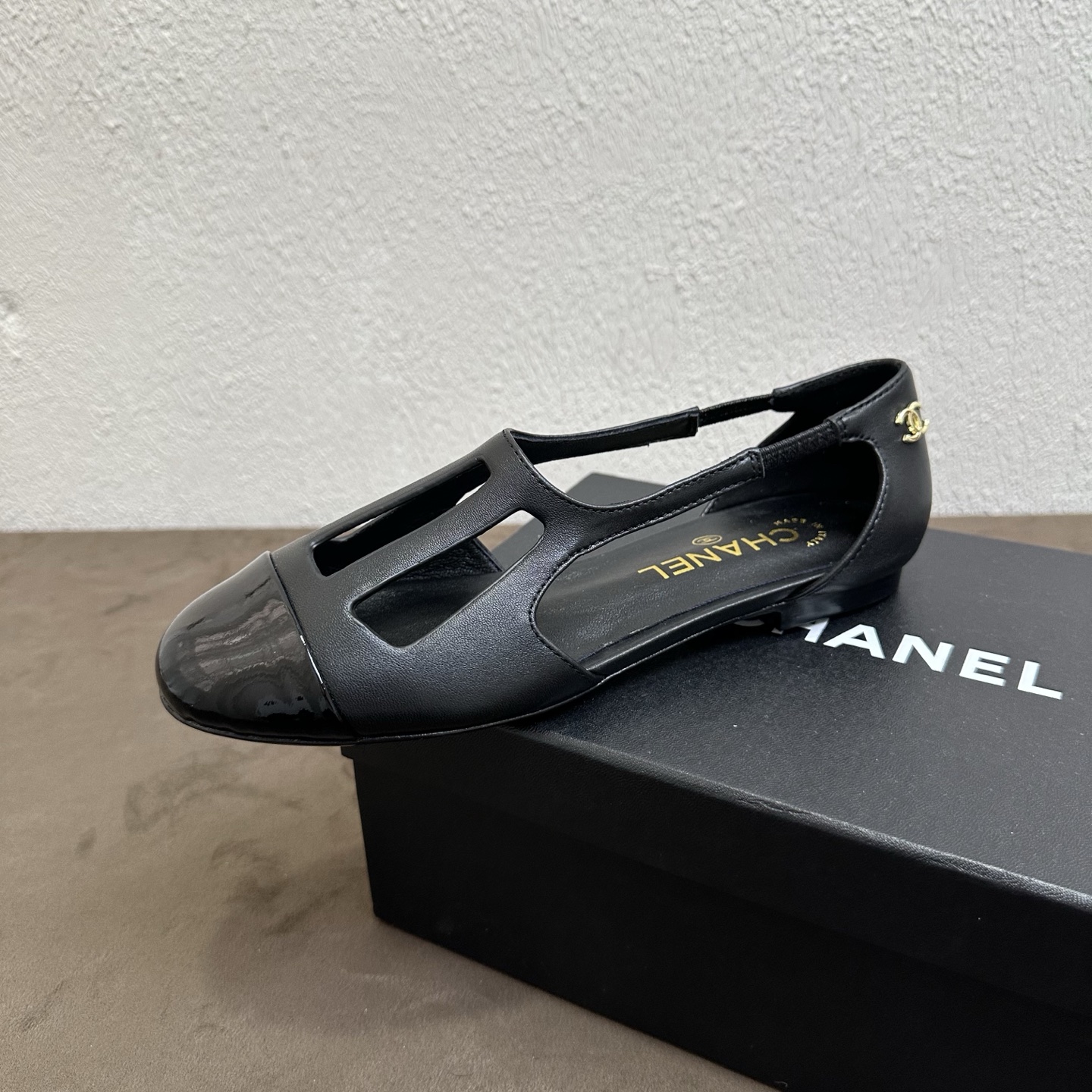 NO:876037,Chanel Chanel small fragrance style color-blocked T-shaped toe-cap sandals, retro French light luxury hot style, versatile king in spring and summer. Materials: shiny patent leather toe + delicate soft cowhide hollow splicing, three colors (apricot black / white + black / all black) lining/foot-padded soft waxy sheepskin lining, breathable, skin-friendly and not stuffy. The sole is non-slip and wear-resistant, genuine leather flat bottom  Original last with round head and flat bottom, T-shaped hollow side design, metal double C decorative buckle on the heel, the last is set, the upper foot is modified to make the foot slimmer, size 35-39 (40, 41 customization is not returnable), single shoes, chanel, chanel, sandals, cowhide, sheepskin19860909Chanel香奈儿小香风拼色镂空T字包头凉鞋,复古法式轻奢爆款,春夏百搭王 材料亮面漆皮鞋头+细腻软牛皮镂空拼接,三色（杏拼黑/白拼黑/全黑） 内里/垫脚软糯羊皮内里,透气亲肤不闷脚 鞋底防滑耐磨真皮平底 楦型原版开模圆头平底楦,T字镂空侧空设计,后跟金属双C饰扣,套楦定型,上脚修饰脚型显瘦 尺码35-39（40、41定制不退换）,单鞋,chanel,chanel,sandals,cowhide,sheepskin,Women's Shoes