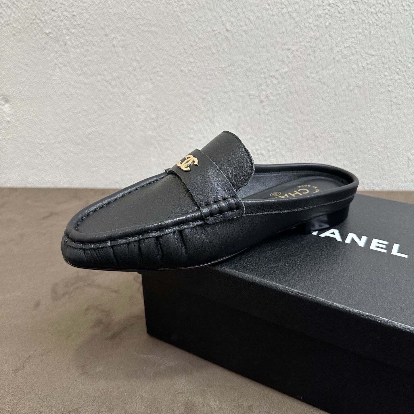 NO:876028,Chanel Chanel small fragrant pleated toe-toe Mule drag, light luxury lazy Loft half drag, lazy commuting atmosphere full of metal double C logo on the upper + hand-pleated hemming three-color hot models are available at the counter at the same time. Purchase the top level!  Original lasting process, the same shoe model at the counter!  The upper foot is tolerant and slimming, the soft leather is lightweight and does not scratch the feet, and the details and workmanship are in line with counter quality!  Material imported soft waxy first-layer cowhide, hand-pleated stitched toe design, black/white/caramel brown three colors available Black lining/foot pads imported soft sheepskin sole genuine leather bottom genuine molded round toe flat last shape, no heel for lazy people to wear and take off, versatile for commuting and shopping!  Size 35-39 (40.41 customized, non-returnable), half drag, chanel, chanel, loafers, cowhide, sheepskin19860909Chanel香奈儿小香风褶皱包头穆勒拖,轻奢懒人拖乐福半拖,慵懒通勤氛围感拉满鞋面金属双C标识+手工褶皱包边三色爆款专柜同步上新 代购顶配级别！原版套楦工艺,专柜同款鞋型！上脚包容脚型显瘦,软皮轻便不磨脚,细节做工对标专柜品质！ 材料进口软糯头层牛皮,手工褶皱车线包头设计,黑/白/焦糖棕三色可选 黑 内里／垫脚进口柔软羊皮 鞋底真皮底 正品开模圆头平底楦型,无后跟懒人穿脱,通勤逛街百搭刚需款！ 尺码35-39（40.41定做不退换）,半拖,chanel,chanel,loafers,cowhide,sheepskin,Women's Shoes