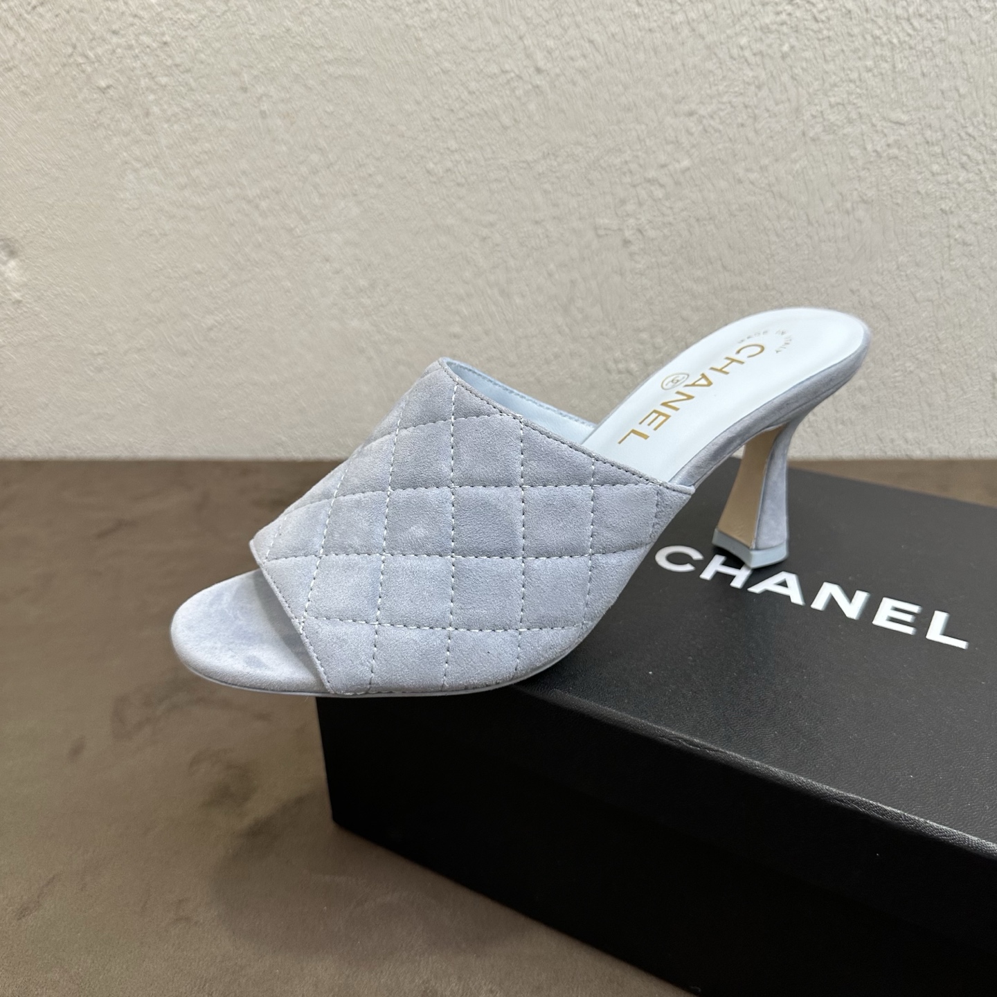 NO:876020,Chanel's small fragrant style rhombus high-heeled one-line sandals, French light luxury style, full of summer atmosphere with classic rhombus stitching + open toe multi-color popular models are available at the counter at the same time. Purchase the top level!  Original lasting process, the same shoe model at the counter!  The stiletto heels elongate the leg lines, making the upper toes look slimmer and more delicate. The leather is soft and waxy and fits the top of the feet. It is comfortable to wear for a long time without rubbing the feet. The details are in line with the quality of the counters!  Material imported frosted sheep suede + glossy cowhide, classic diamond quilting technology, black/white/yellow/pink/red/blue/camel available in multiple colors. Lining/foot pads imported soft sheepskin. Genuine leather sole, 7cm heel height. Authentic open-toe stiletto heel last type, no heel for lazy wear, perfect for dating and shopping!  Size 35-39 (40.41 customized, non-refundable), high heels and slippers, chanel, chanel, high heels, slippers, cowhide, sheepskin19860909Chanel香奈儿小香风菱格高跟一字凉拖鞋,法式轻奢气质款,夏日氛围感拉满经典菱格车缝+敞口露趾多色爆款专柜同步上新 代购顶配级别！原版套楦工艺,专柜同款鞋型！细高跟拉长腿部线条,上脚显瘦秀气,皮料软糯贴合脚面,久穿舒适不磨脚,细节对标专柜品质！ 材料进口磨砂羊反绒+亮面牛皮,经典菱格绗缝工艺,黑/白/黄/粉/红/蓝/驼多色可选 内里／垫脚进口柔软羊皮 鞋底真皮底,跟高7cm 正品开模露趾细高跟楦型,无后跟懒人穿脱,约会逛街百搭爆款！ 尺码35-39（40.41定做不退换）,高跟鞋拖鞋,chanel,chanel,high heels,slippers,cowhide,sheepskin,Women's Shoes