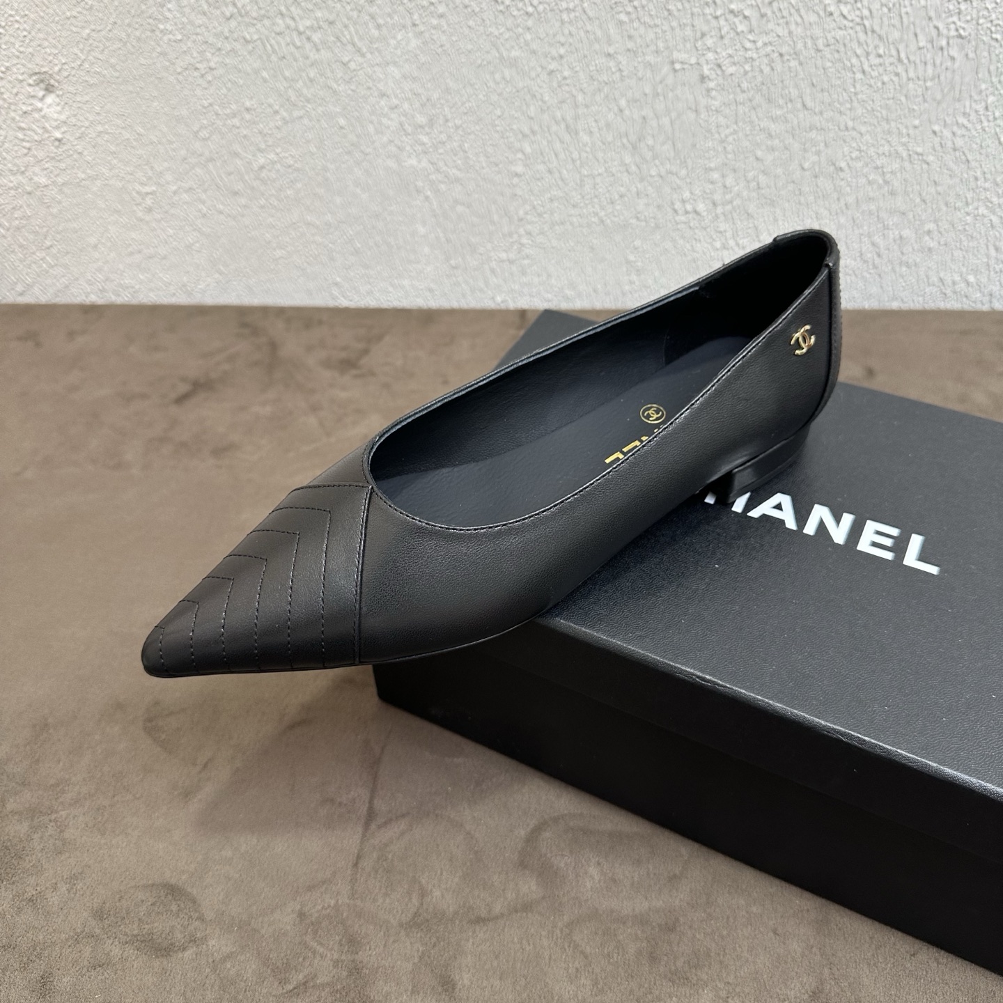 NO:876088,Chanel Chanel small fragrance-style color-blocked pointed-toe flat shoes, a popular style for light luxury retro commuting, with a versatile temperament, rhombus stitching on the toe and metal double C logo on the heel, three colors are available at the new counter at the same time. Purchase top-notch workmanship, original last and shape, modify the foot shape to look slimmer and slender, the upper foot is soft and comfortable, and the details are in line with the quality of the counter!  Material imported fine first-layer cowhide, pointed toe rhombus stitching color matching design, black and white/apricot black/all black three colors available. Yao lining/foot pads imported soft and waxy sheepskin, breathable and skin-friendly. Wear-resistant genuine leather flat soles. Genuine open molded pointed toe low heel last type, short square heel is stable and not tiring, perfect for commuting and dating.  Sizes 35-39 (40 and 41 customized items are non-refundable), single shoes, chanel, chanel, cowhide, sheepskin19860909Chanel香奈儿小香风拼色尖头平底单鞋,轻奢复古通勤爆款,气质百搭拉满鞋头菱格压线+后跟金属双C饰标三色上新专柜同步在售 代购顶配做工,原版套楦定型,修饰脚型显瘦显修长,上脚绵软舒适不磨脚,细节对标专柜品质！ 材料进口细腻头层牛皮,尖头菱格车线拼色设计,黑拼白/杏拼黑/全黑三色可选 姚 内里／垫脚进口软糯羊皮,透气亲肤 鞋底耐磨真皮平底 正品开模尖头低跟楦型,矮方跟平稳不累脚,通勤约会百搭刚需款 尺码35-39（40、41定制不退换）,单鞋,chanel,chanel,cowhide,sheepskin,Women's Shoes