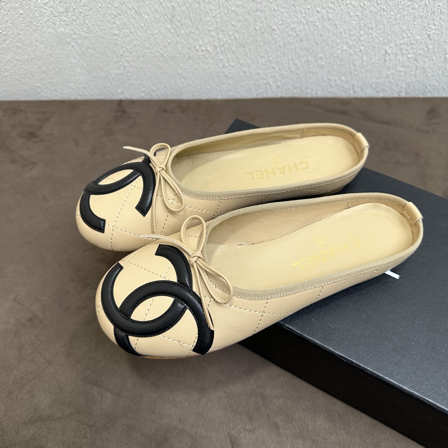 NO:876080,26P Spring and Summer New Style｜Chanel Chanel Second-hand Kangpeng Semi-Top 3rd Generation Genuine Leather Ballet Flat-soled Half-Tug. The classic vintage hot style returns with contrasting color large double C ballet toe-top half-mug, full of retro celebrity atmosphere. Contrasting color three-dimensional large pair CLogo on the toe, full of recognition, with small bows of the same color; the whole body is hand-made with rhombus quilting, and the classic Kangpeng version is retro and exquisite.  The imported soft and waxy lambskin is selected to wrap and fit the foot. The flat soft sole is suitable for long-term wear without tiring the feet. It can be used for daily commuting and dating, and can be worn in all seasons. The upper is imported soft and waxy lambskin, and the whole shoe is handmade with rhombus stitching. Contrast color double C veneer + toe bow. The lining is made of pure sheepskin and breathable lining, which is skin-friendly and not stuffy. The sole is an original handmade genuine leather outsole.  Last type with high flat bottom ballet toe and half drag version, sizes 35-39 (size 40/41 can be customized), half drag, chanel, chanel, sheepskin, Leather soles1986090926P春夏新款｜Chanel香奈儿中古康鹏半拖3代 真皮大底芭蕾平底半拖 经典中古爆款返场撞色大双C芭蕾包头半拖,复古名媛氛围感拉满 鞋头撞色立体大双CLogo,辨识度拉满,搭配同色系小蝴蝶结；整身手工菱格绗缝走线,经典康鹏版型复古精致. 甄选进口小羊皮软糯细腻,上脚包裹贴合脚面,平底软底久穿不累脚,日常通勤约会全能搭,四季百搭实穿. 鞋面进口软糯小羊皮,全鞋手工菱格车线,撞色双C贴皮+鞋头蝴蝶结 内里垫脚全羊皮透气内里,亲肤不闷脚 鞋底原版手工真皮大底 楦型跟高平底芭蕾包头半拖版型 尺码35–39码（40/41码可定制）,半拖,chanel,chanel,sheepskin,Leather soles,Women's Shoes