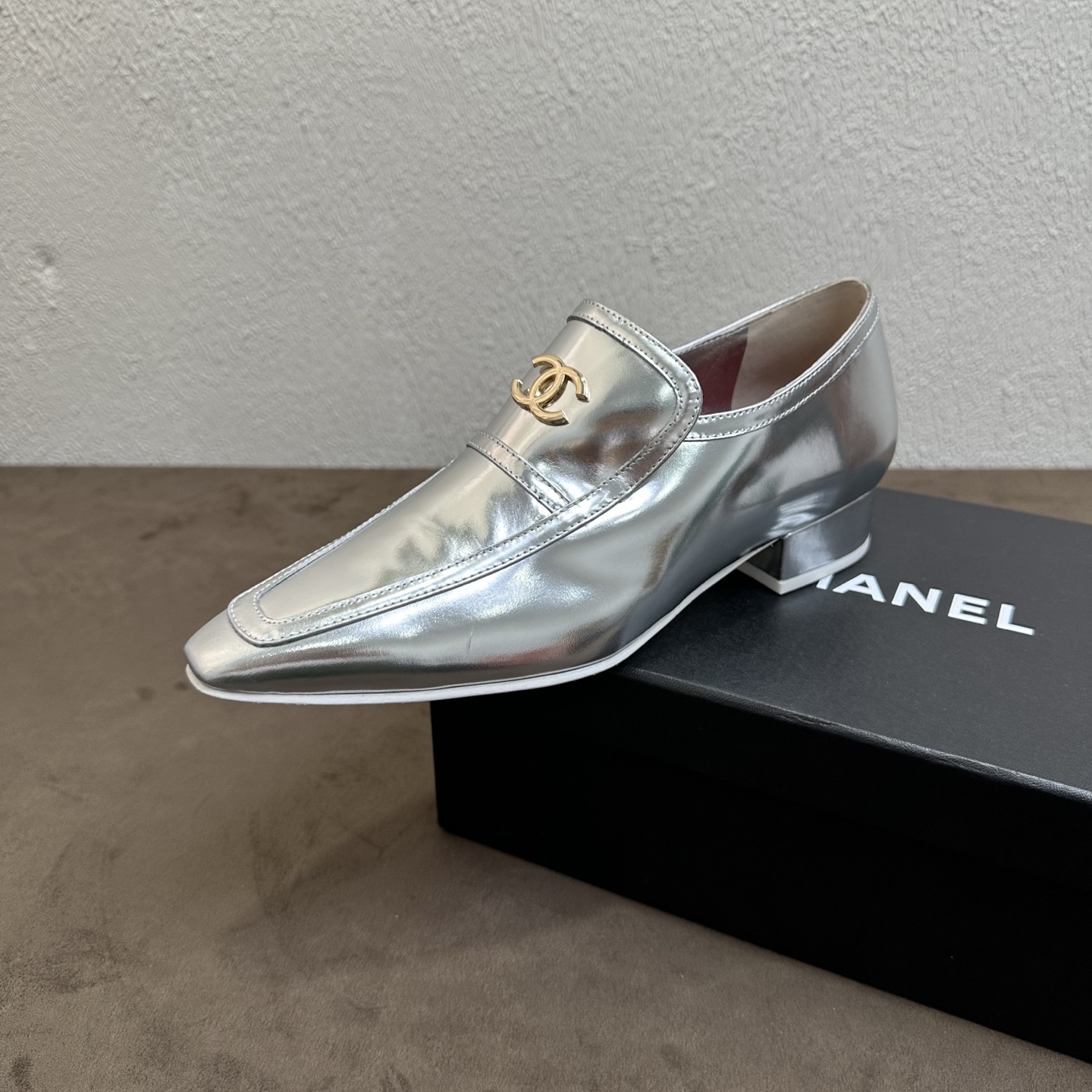 NO:876012,26P Spring and Summer New Style｜Chanel mid-century style shiny square-toe Loafer low-heeled small leather shoes. Medieval retro modern style new mirror-surface bright leather square-toe Loaf, full of light luxury and cool atmosphere. Metal double C hardware logo on the upper, full of brand recognition; neat square toe + segmented shoe body stitching, replica of medieval retro tailoring, noble and refined.  The high-gloss mirror patent leather is crisp and stylish. It modifies the foot shape. The low thick heel design is stable and labor-saving. It can be worn for a long time without getting tired. It is suitable for commuting with suits and skirts. It is versatile in all seasons. The upper is imported high-gloss mirror patent leather, with fine stitch stitching and metal double C buckle. The inner foot pad is breathable sheepskin lining. The sole is original genuine leather outsole. The last-shaped heel is high square toe Lok Fu version, 3cm short thick low heel.  Sizes 35–39 (size 40/41 can be customized), single shoes, chanel, chanel, loafers, skirts, business suit, sheepskin, Leather soles1986090926P春夏新款｜Chanel香奈儿中古风亮面方头乐福低跟小皮鞋 中古复古摩登风上新镜面亮皮方头乐福,轻奢冷艳氛围感拉满 鞋面金属双C五金徽标,品牌辨识度拉满；利落方头+分段鞋身车线,复刻中古复古剪裁,显贵精致. 高亮镜面漆皮挺括有型,上脚修饰脚型,矮粗跟设计稳脚省力,走路久穿不累,通勤搭配西装裙装都适配,四季百搭. 鞋面进口高亮镜面漆皮,精工车线拼接,金属双C扣饰 内里垫脚透气羊皮内里 鞋底原版真皮大底 楦型跟高方头乐福版型,3㎝矮粗低跟 尺码35–39码（40/41码可定制）,单鞋,chanel,chanel,loafers,skirts,business suit,sheepskin,Leather soles,Women's Shoes