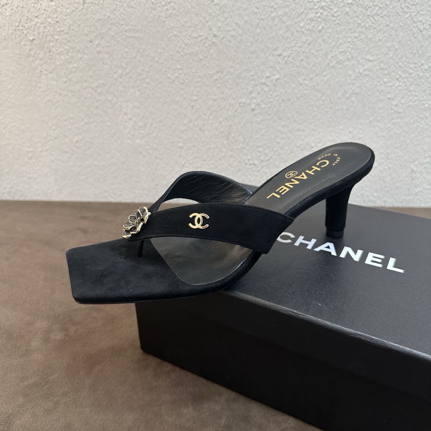 NO:876071,26P Spring and Summer New Style｜Chanel Camellia Camellia Square Toe Thumb-toe High Heels and Half Flip Flops Fengshen Medieval Series makes a strong return. Classic square toe thong high heels and half slippers, directly full of retro atmosphere. Iconic double C logo + camellia decorative buckle, highly recognizable, with the texture of a wealthy lady; crocodile pattern/glossy/suede multi-materials are heavy-duty and sophisticated, perfectly capturing the classic retro style of the Chan family.  Selected high-quality cowhide/lambskin material, soft and skin-friendly, fits the shape of the foot, cat heel/medium heel design combines elegance and comfort, soft and elastic without tiring the feet. Versatile for commuting, dating, and daily outings, practical wear in all seasons. The upper is made of fine imported cowhide/lambskin (crocodile pattern/glossy/suede multiple materials are optional). The inner lining is breathable sheepskin. The sole is original genuine leather outsole.  Heel height 6.5cm, sizes 35-39 (customized size 40/41), split-toe shoes, chanel, chanel, chanel, slippers, cowhide, sheepskin, chamois leather, Leather soles1986090926P春夏新款｜Chanel香奈儿山茶花方头夹趾高跟半拖鞋人字拖 封神中古系列强势返场 经典方头夹趾高跟半拖,复古氛围感直接拉满 标志性双C标识+山茶花饰扣,辨识度超高,自带千金名媛质感；鳄鱼纹/亮面/麂皮多材质重工考究,把香家经典复古格调完美拿捏. 甄选优质牛皮/小羊皮材质,软糯亲肤,上脚贴合脚型,猫跟/中跟设计兼顾优雅与舒适,软弹不累脚 通勤、约会、日常出街百搭不挑穿搭,四季实穿款 鞋面甄选细腻进口牛皮/小羊皮（鳄鱼纹/亮面/麂皮多材质可选） 内里垫脚透气羊皮 鞋底原版真皮大底 跟高6.5cm 码数35–39码（40/41码定制）,分趾鞋,chanel,chanel,chanel,slippers,cowhide,sheepskin,chamois leather,Leather soles,Women's Shoes