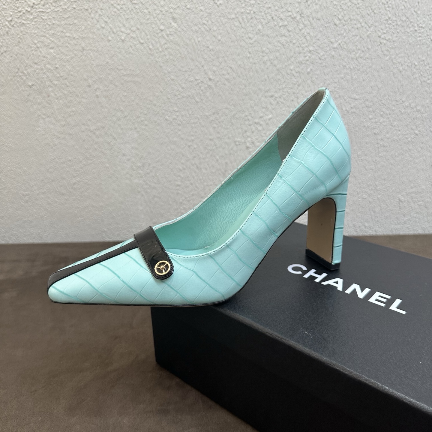 NO:876053,Chanel Chanel Little Fragrance Style C Home Spring and Summer Double C Decorative Buckle Square Toe Colorful Candy Color Thick Heel Shallow Mouth Single Shoes. Light luxury and high-end atmosphere full of metal Double C Decorative Buckle + Simple Shallow Mouth + Retro Square Toe multi-color hot model. 2026 counters will be updated at the same time. Purchase the top level!  Original lasting process, the same shoe model at the counter!  The upper toes perfectly make the legs look longer and slimmer, and they are soft and waxy without any wear on the feet after being worn for a long time. You can go in and out of the counter for comparison without stress!  Good shoes, full of details from head to toe!  Material: imported fine cowhide/crocodile pattern + shallow slip-on foot design, elegant lining/foot pads, imported soft sheepskin, genuine leather outsole, genuine molded square toe thick heel last, heel height 8.5cm, size 35-39 (40.41.42 custom-made, non-refundable), high-heeled shoes, chanel, chanel, chanel, high heels, cowhide, sheepskin, Leather soles19860909Chanel香奈儿小香风C家春夏双C饰扣方头彩色糖果色粗跟浅口单鞋 轻奢高级氛围感拉满金属双C饰扣+简约浅口+复古方头多色爆款2026专柜同步上新 代购顶配级别！原版套楦工艺,专柜同款鞋型！上脚极致显腿长显瘦,久穿软糯不磨脚,可出入专柜无压力比对！好鞋子从头到脚细节拉满！ 材料进口细腻牛皮/鳄鱼纹+浅口套脚设计 雅 内里／垫脚进口柔软羊皮 鞋底真皮大底 正品开模定型方头粗跟楦型,跟高8.5cm 尺码35-39（40.41.42定做不退换）,高跟鞋单鞋,chanel,chanel,chanel,high heels,cowhide,sheepskin,Leather soles,Women's Shoes