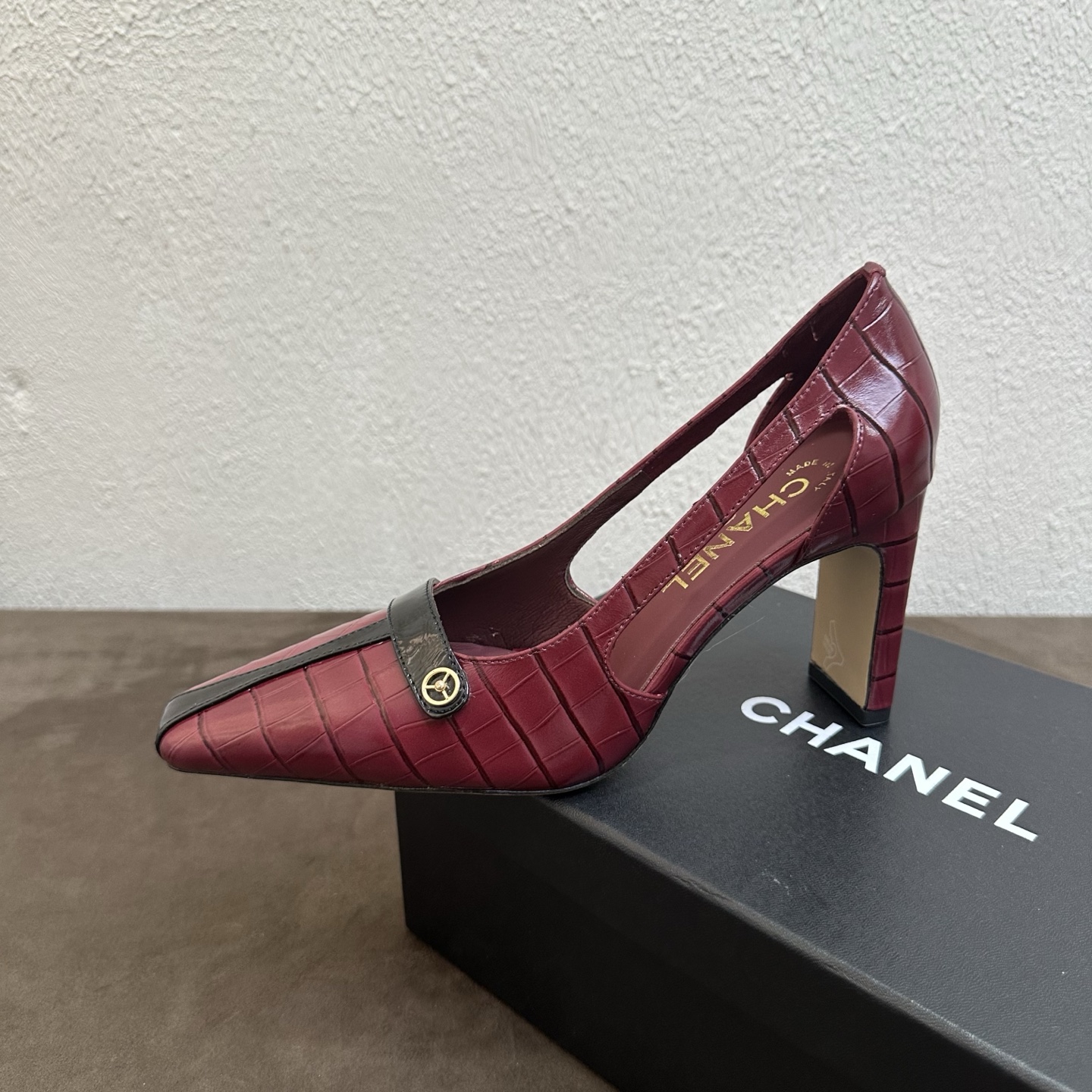 NO:876062,Chanel Chanel Little Fragrance Style C Spring and Summer Metal Pointed Toe Back Vacuum Buckle Candy Color Thick Heel High Heel Sandals. Light luxury and high-end atmosphere with full metal shiny toe + back void trip belt buckle + retro pointed toe multi-color hot style. 2026 counters will be updated at the same time. Purchase the top level!  Original lasting process, the same shoe model at the counter!  The upper toes perfectly make the legs look longer and slimmer, and they are soft and waxy without any wear on the feet after being worn for a long time. You can go in and out of the counter for comparison without stress!  Good shoes, full of details from head to toe!  Material imported fine cowhide/crocodile pattern, lining/foot pads, imported soft sheepskin, genuine leather outsole, genuine molded pointed thick heel last, heel height 8.5cm, size 35-39 (40.41.42 custom-made, non-returnable), high-heeled shoes, chanel, chanel, chanel, sandals, high heels, cowhide, sheepskin, Leather soles19860909Chanel香奈儿小香风C家春夏金属尖头后空搭扣糖果色彩色粗跟高跟凉鞋 轻奢高级氛围感拉满金属亮面鞋头+后空绊带搭扣+复古尖头多色爆款2026专柜同步上新 代购顶配级别！原版套楦工艺,专柜同款鞋型！上脚极致显腿长显瘦,久穿软糯不磨脚,可出入专柜无压力比对！好鞋子从头到脚细节拉满！ 材料进口细腻牛皮/鳄鱼纹 雅 内里／垫脚进口柔软羊皮 鞋底真皮大底 正品开模定型尖头粗跟楦型,跟高8.5cm 尺码35-39（40.41.42定做不退换）,高跟鞋单鞋,chanel,chanel,chanel,sandals,high heels,cowhide,sheepskin,Leather soles,Women's Shoes