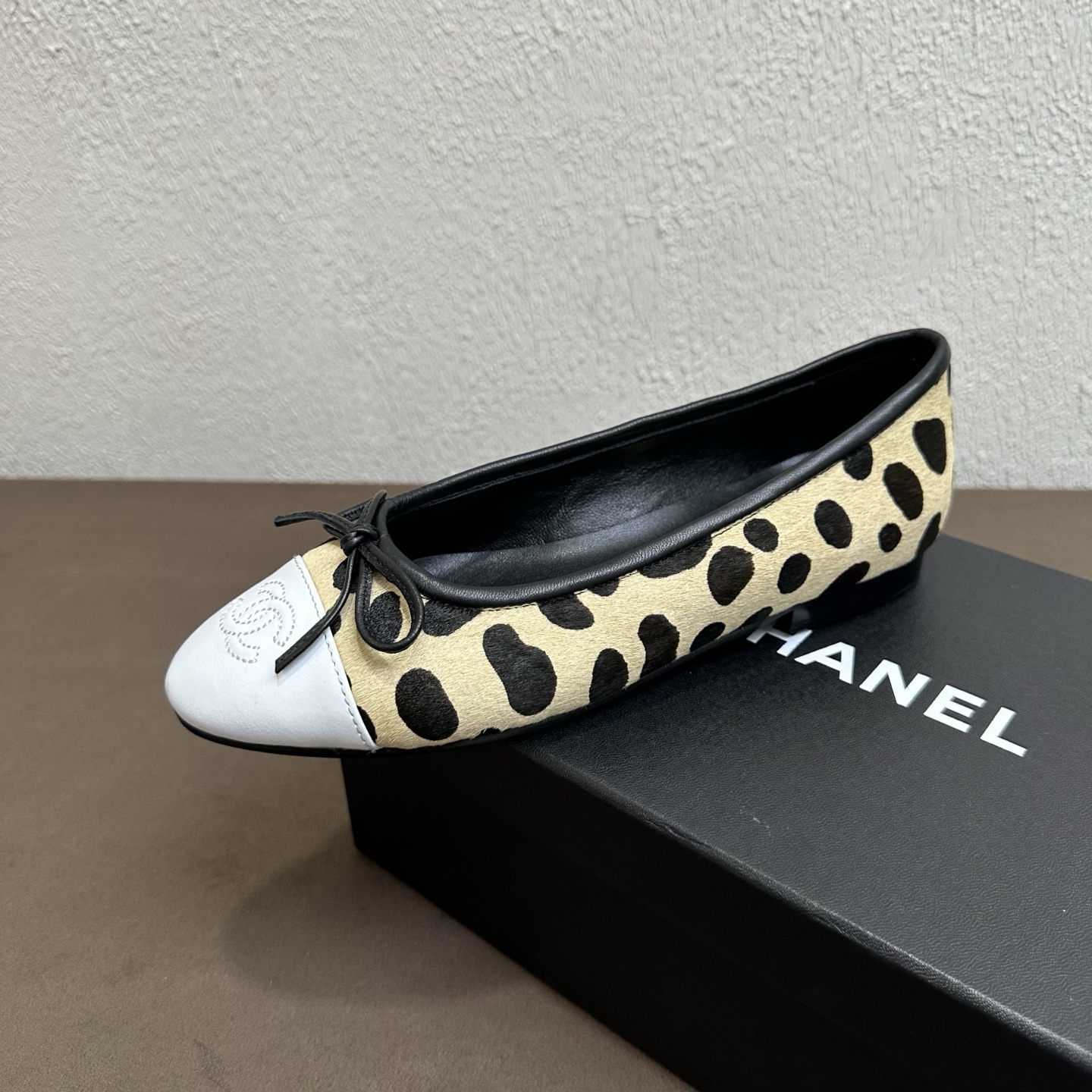 NO:876044,Chanel Chanel top quality leopard print horse hair ballet shoes, flat shoes, fashionable items, timeless classics, maintaining elegance. Exquisite style, stars, Internet celebrities can be seen everywhere on the feet, luxury, popular original copy that will never fade, horse hair upper, sheepskin lining, genuine leather sole, size 35-39 (34 40 41 42 43 custom-made, non-returnable), single shoes, chanel, chanel, sheepskin19860909chanel小香香奈儿顶级货豹纹马毛芭蕾舞鞋 平底单鞋 时尚单品 永恒的经典保持高雅.精美的风格 明星 网红上脚随处可见 奢华 永不褪去的流行原版复制 鞋面马毛 内里羊皮 鞋底真皮底 码数35-39（34 40 41 42 43定做不退换）,单鞋,chanel,chanel,sheepskin,Women's Shoes