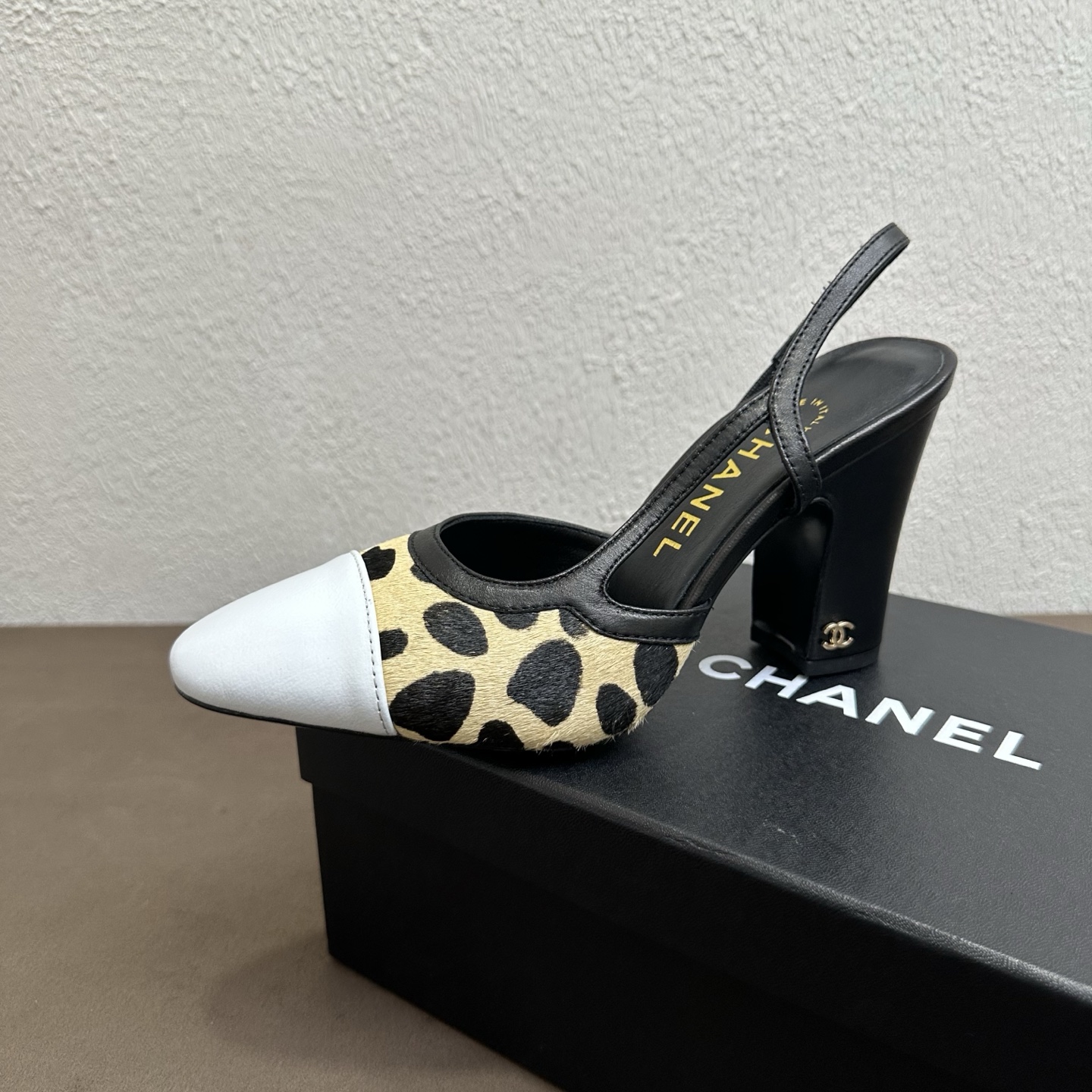NO:876011,Chanel Chanel Chanel Chanel classic color-blocked leopard print horse hair sandals, a new color for the summer counter, this single product continues the classic Chanel features... Versatile fashionable shoes for the catwalk, newly upgraded lasts, exclusive custom hardware buckles, original mold opening Chanel full series, available all year round, stable shipments ——————- Horse hair upper, very comfortable on the feet Italian top-quality leather outsole High heels 9cm/6.5cm/2cm  Size 35～39 (34 40 41 42 43 customized, non-refundable and non-exchangeable), high heels and sandals, chanel, chanel, sandals, high heels, Leather soles19860909Chanel 香奈儿小香风经典拼色豹纹马毛凉鞋,夏季专柜新色,这款单品延续经典小香特色...百搭时尚单鞋走秀款,全新升级楦头 ,独家订制五金扣 、原版开模 小香全系列 、一年四季都有货、出货稳定  ———————-  鞋面马毛,上脚非常舒适 意大利顶级真皮大底 高跟9cm/6.5cm/2cm 码数35～39（34 40 41 42 43定做不退不换）,高跟鞋凉鞋,chanel,chanel,sandals,high heels,Leather soles,Women's Shoes