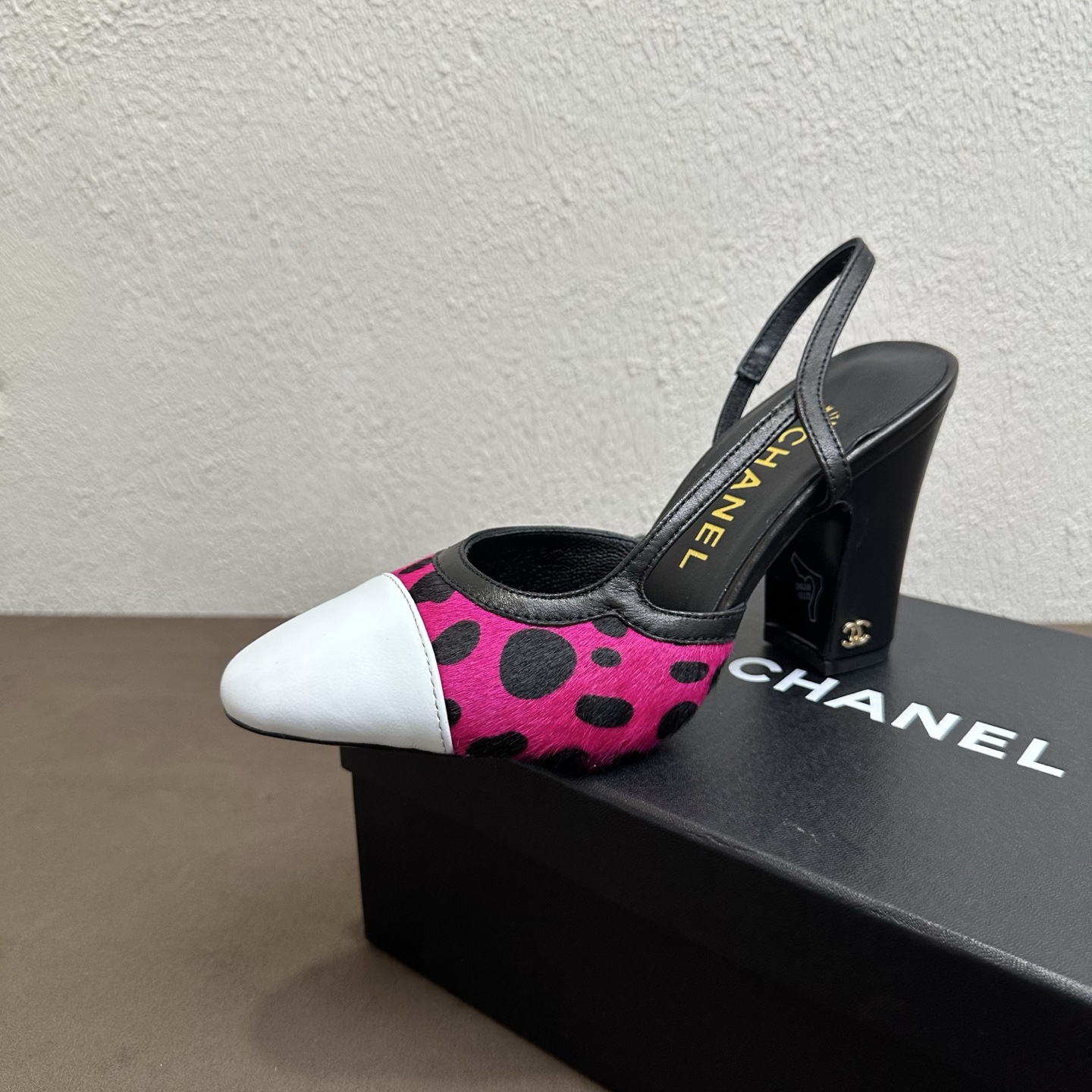 NO:876019,Chanel Chanel Chanel Chanel classic color-blocked leopard print horse hair sandals, a new color for the summer counter, this single product continues the classic Chanel features... Versatile fashionable shoes for the catwalk, newly upgraded lasts, exclusive custom hardware buckles, original mold opening Chanel full series, available all year round, stable shipments ——————- Horse hair upper, very comfortable on the feet Italian top-quality leather outsole High heels 9cm/6.5cm/2cm  Size 35～39 (34 40 41 42 43 Customized, non-returnable, non-exchangeable, high heels and sandals, chanel, chanel, sandals, high heels, Leather soles19860909Chanel 香奈儿小香风经典拼色豹纹马毛凉鞋,夏季专柜新色,这款单品延续经典小香特色...百搭时尚单鞋走秀款,全新升级楦头 ,独家订制五金扣 、原版开模 小香全系列 、一年四季都有货、出货稳定  ———————-  鞋面马毛,上脚非常舒适 意大利顶级真皮大底 高跟9cm/6.5cm/2cm 码数35～39（34 40 41 42 43定做不退不换,高跟鞋凉鞋,chanel,chanel,sandals,high heels,Leather soles,Women's Shoes