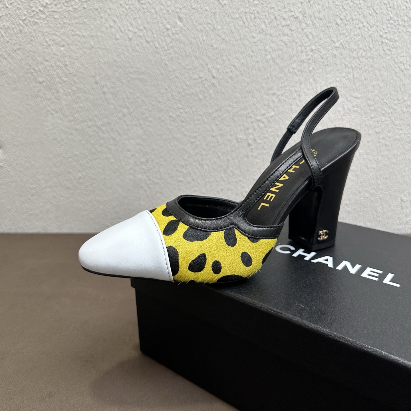 NO:876027,Chanel Chanel Chanel Chanel classic color-blocked leopard print horse hair sandals, a new color for the summer counter, this single product continues the classic Chanel features... Versatile fashionable shoes for the catwalk, newly upgraded lasts, exclusive custom hardware buckles, original mold opening Chanel full series, available all year round, stable shipments ——————- Horse hair upper, very comfortable on the feet Italian top-quality leather outsole High heels 9cm/6.5cm/2cm  Size 35～39 (34 40 41 42 43 customized, non-refundable and non-exchangeable), high heels and sandals, chanel, chanel, sandals, high heels, Leather soles19860909Chanel 香奈儿小香风经典拼色豹纹马毛凉鞋,夏季专柜新色,这款单品延续经典小香特色...百搭时尚单鞋走秀款,全新升级楦头 ,独家订制五金扣 、原版开模 小香全系列 、一年四季都有货、出货稳定  ———————-  鞋面马毛,上脚非常舒适 意大利顶级真皮大底 高跟9cm/6.5cm/2cm 码数35～39（34 40 41 42 43定做不退不换）,高跟鞋凉鞋,chanel,chanel,sandals,high heels,Leather soles,Women's Shoes