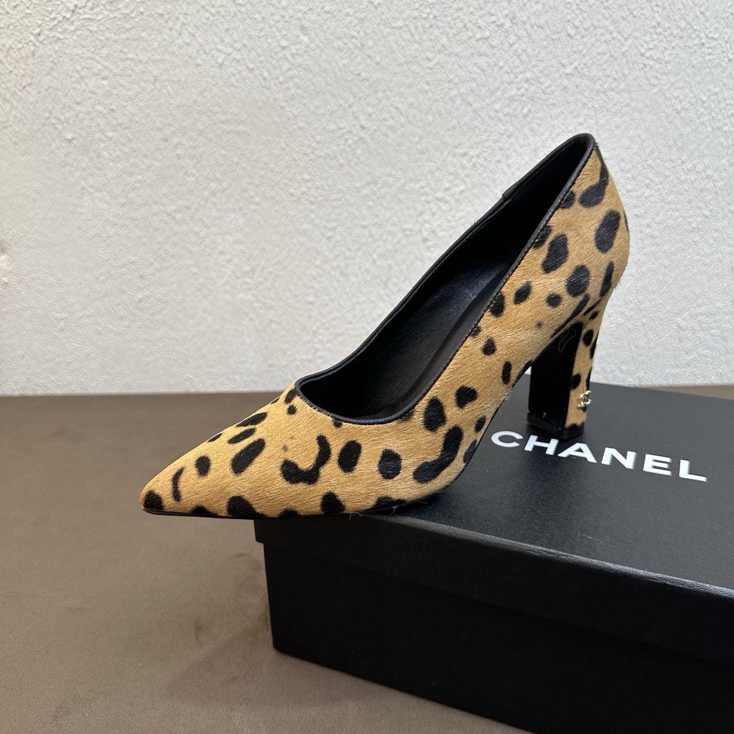 NO:876035,26P Spring and Summer New Style｜Chanel Chanel Pointed Toe Thick Heel Super High Heels Leather Outsole Commuting Single Shoes Pumps Fengshen Commuting Style is now on the line Classic pointed toe pumps with a high-end atmosphere. The iconic double C metal ornaments on the heel are highly recognizable and have a refined ladylike texture. The neat tailoring of the shoe body is matched with fine leather and sophisticated workmanship. It perfectly captures the classic elegance of the Chan family.  Multiple materials are available, fine cowhide/personalized leopard print horse hair is soft and skin-friendly, the upper fit the foot shape, the thick heel design takes into account both aura and comfort, and is stable without tiring the feet. It is versatile for commuting, dating, and daily outings. It is suitable for all seasons. The upper is made of fine imported cowhide/leopard print horse hair. Black. The inner lining is breathable sheepskin. The sole is original genuine leather outsole. The size is 35-39 (customized size 40/41).  Heel height 8.5cm, high heels sandals, chanel, chanel, chanel, sandals, high heels, cowhide, sheepskin, Leather soles1986090926P春夏新款｜Chanel香奈儿尖头粗跟超高跟鞋 真皮大底通勤单鞋浅口鞋 封神通勤款强势上线 经典尖头浅口高跟鞋,高级氛围感直接拉满 标志性鞋跟双C金属饰件,辨识度超高,自带精致名媛质感；鞋身利落剪裁搭配细腻皮革,重工考究,把香家经典优雅格调完美拿捏. 多材质可选,细腻牛皮/个性豹纹马毛软糯亲肤,上脚贴合脚型,粗跟设计兼顾气场与舒适,稳当不累脚 通勤、约会、日常出街百搭不挑穿搭,四季实穿款 鞋面甄选细腻进口牛皮/豹纹马毛 黑 内里垫脚透气羊皮 鞋底原版真皮大底 码数35–39码（40/41码定制） 跟高8.5cm,高跟鞋凉鞋,chanel,chanel,chanel,sandals,high heels,cowhide,sheepskin,Leather soles,Women's Shoes