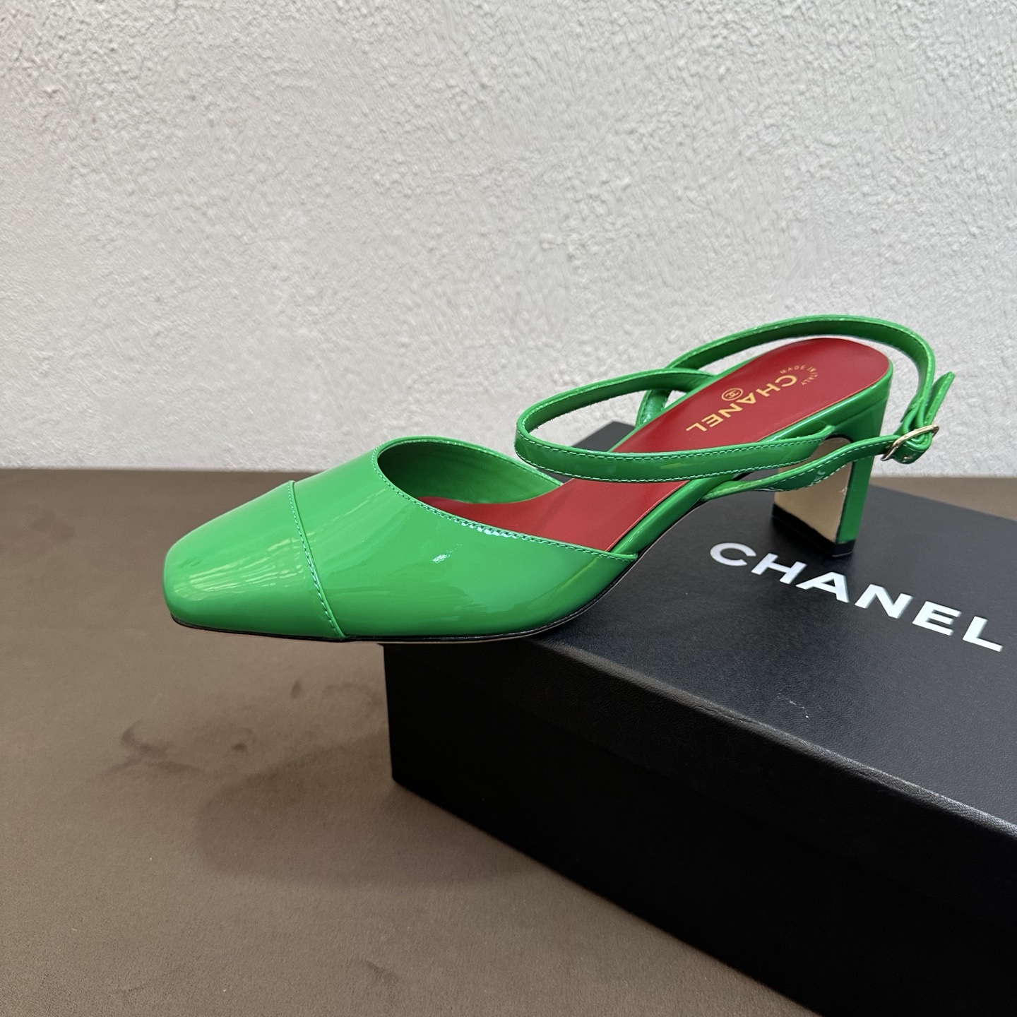 NO:875999,26P Spring and Summer New Style｜Chanel colorful candy-colored patent leather square-toe straps with thick heel cap-toe sandals. Fengshen spring and summer colorful series are launched. Classic square-toe strap sandals, with a retro glossy atmosphere. The iconic shoe body has neat stitching + brand logo lining, which is highly recognizable and has a vibrant texture. The entire shoe is made of glossy patent leather, with sophisticated workmanship, perfectly capturing the classic elegance of the Chan family.  The patent leather material is soft and skin-friendly, and fits the shape of the foot. The thick heel design combines elegance and comfortable walking, and is stable without tiring the feet. It is versatile for commuting, dating, and going out on vacation. It is practical for spring and summer. The upper is made of glossy imported patent leather and black. The inner lining is breathable sheepskin. The sole is original genuine leather outsole. The size is 35-39 (customized size 40/41).  Heel height 6.5cm, high heels sandals, chanel, chanel, chanel, sandals, high heels, sheepskin, Leather soles1986090926P春夏新款｜Chanel香奈儿彩色糖果色漆皮方头一字带粗跟包头凉鞋 封神春夏彩色系强势上线 经典方头一字带凉鞋,复古亮面氛围感直接拉满 标志性鞋身利落车线+品牌标识内里,辨识度超高,自带活力千金质感；全鞋选用亮面漆皮材质,重工考究,把香家经典优雅格调完美拿捏. 漆皮材质软糯亲肤,上脚贴合脚型,粗跟设计兼顾优雅气场与舒适行走,稳当不累脚 通勤、约会、度假出街百搭不挑穿搭,春夏实穿款 鞋面甄选亮面进口漆皮 黑 内里垫脚透气羊皮 鞋底原版真皮大底 码数35–39码（40/41码定制） 跟高6.5cm,高跟鞋凉鞋,chanel,chanel,chanel,sandals,high heels,sheepskin,Leather soles,Women's Shoes