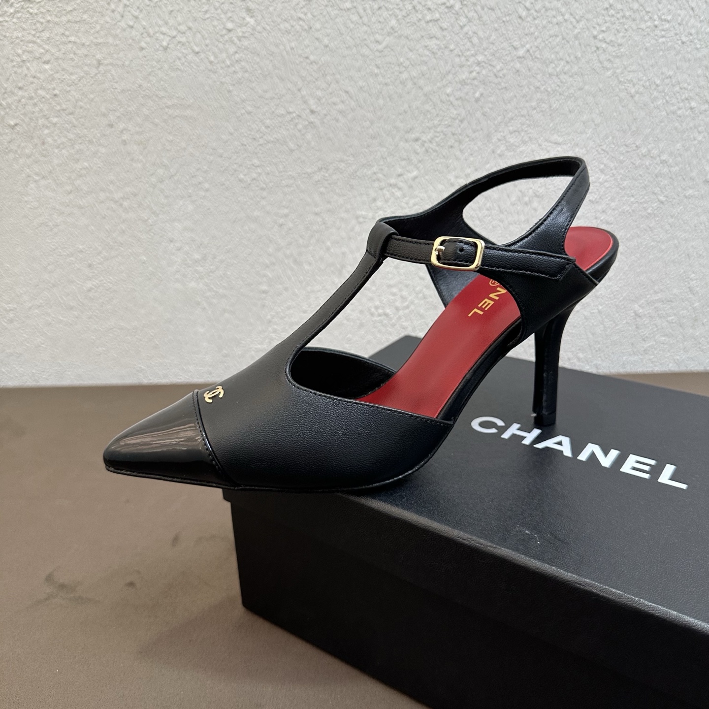 NO:876005,26P Spring and Summer New Style｜Chanel Chanel T-strap pointed-toe color-blocked high-heeled sandals Fengshen medieval-style T-strap shoes make a strong return. The classic pointed-toe color-blocking design directly fills the retro atmosphere. The iconic double-C metal ornaments on the toe are highly recognizable and have the texture of a rich lady; the toe is bright patent leather spliced in black, with soft leather, and is sophisticated in workmanship. It perfectly captures the classic retro style of the Chan family.  The delicate sheepskin material is soft and skin-friendly, and fits the shape of the foot. The stiletto heel design combines elegance and walking stability, and is soft and elastic without tiring the feet. It is versatile for commuting, dating, and daily outings. It is suitable for all seasons. The upper is made of fine imported sheepskin + glossy patent leather splicing. Black. The inner lining is breathable sheepskin. The sole is original genuine leather. The size is 35-39 (customized size 40/41).  Heel height 8.5cm, high heels sandals, chanel, chanel, chanel, sandals, high heels, sheepskin, Leather soles1986090926P春夏新款｜Chanel香奈儿T字带尖头拼色高跟凉鞋 封神中古风T字带鞋强势返场 经典尖头拼色设计,复古氛围感直接拉满 标志性鞋头双C金属饰件,辨识度超高,自带千金名媛质感；鞋头亮面漆皮拼接 黑,搭配软面皮革,重工考究,把香家经典复古格调完美拿捏. 细腻羊皮材质软糯亲肤,上脚贴合脚型,细高跟设计兼顾优雅气场与行走稳定性,软弹不累脚 通勤、约会、日常出街百搭不挑穿搭,四季实穿款 鞋面甄选细腻进口羊皮+亮面漆皮拼接 黑 内里垫脚透气羊皮 鞋底原版真皮大底 码数35–39码（40/41码定制） 跟高8.5cm,高跟鞋凉鞋,chanel,chanel,chanel,sandals,high heels,sheepskin,Leather soles,Women's Shoes