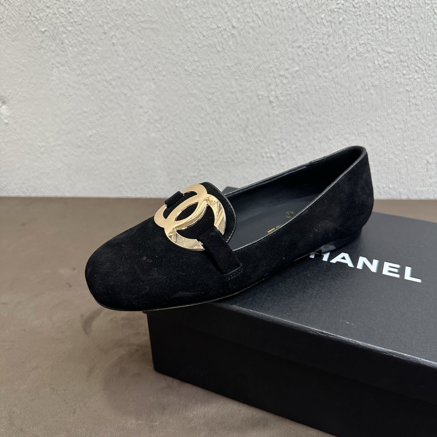 NO:875994,26P Spring and Summer New Style｜Chanel Chanel Metal Double C Buckle Shallow Mouth Ballet Flats Leather Outsole Commuting Shoes Fengshen Medieval Ballet Shoes Make a Strong Return Classic Round Toe Shallow Mouth Flats, Full of Retro Gold Atmosphere The Iconic Eye-catching Metal Double C Buckle is Highly Recognizable and Brings Its Own Elegant Feeling; The whole shoe is neatly tailored with delicate materials and sophisticated workmanship, perfectly capturing the classic elegance of the Chan family.  Multiple materials are available, fine glossy lambskin/high-grade suede is soft and skin-friendly, the upper fit the foot shape, the flat bottom design is both comfortable and versatile, soft and elastic without tiring the feet. Versatile for commuting, dating, and daily outings, practical wear in all seasons. The upper is made of fine imported lambskin/suede Ai. The inner lining is breathable sheepskin. The sole is original genuine leather outsole.  Size 35–39 (customized size 40/41), single shoes, chanel, chanel, chanel, flats, sheepskin, chamois leather, Leather soles1986090926P春夏新款｜Chanel香奈儿金属双C扣浅口芭蕾平底鞋 真皮大底通勤单鞋 封神中古芭蕾鞋强势返场 经典圆头浅口平底鞋,复古千金氛围感直接拉满 标志性醒目金属大双C饰扣,辨识度超高,自带贵气质感；全鞋利落剪裁搭配细腻材质,重工考究,把香家经典优雅格调完美拿捏. 多材质可选,细腻光面小羊皮/高级麂皮软糯亲肤,上脚贴合脚型,平底设计兼顾舒适与百搭,软弹不累脚 通勤、约会、日常出街百搭不挑穿搭,四季实穿款 鞋面甄选细腻进口小羊皮/麂皮 艾 内里垫脚透气羊皮 鞋底原版真皮大底 码数35–39码（40/41码定制）,单鞋,chanel,chanel,chanel,flats,sheepskin,chamois leather,Leather soles,Women's Shoes