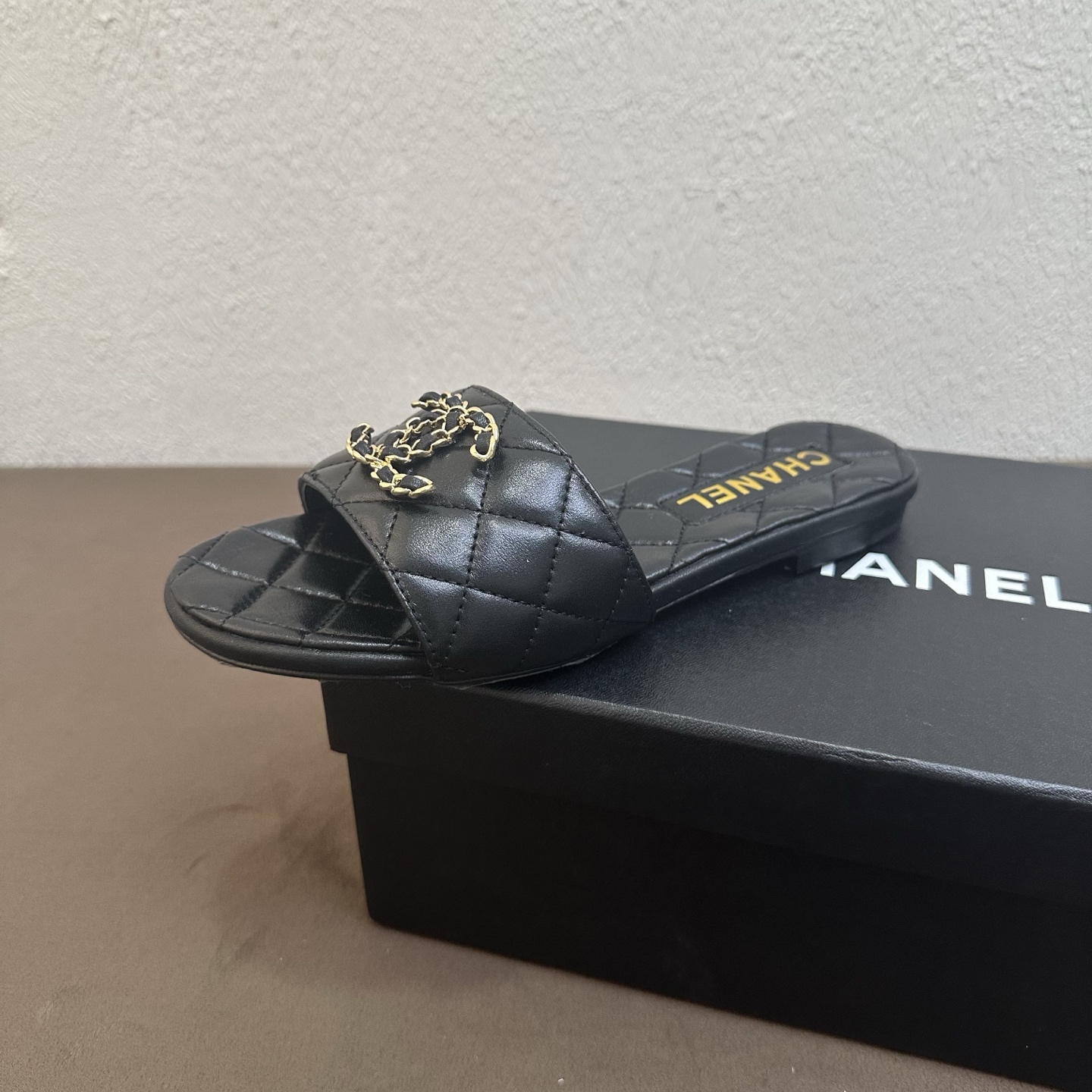 NO:885931,26P Spring and Summer New Style｜Chanel Chanel Double C Diamond Check Slip-On Sandals, the most popular light luxury outer slippers, are available in two versions, giving you a gentle and noble atmosphere. The classic metal/woven wide ribbon is matched with the brand's Double C logo, making it instantly recognizable, and full of light luxury and ladylike temperament; the whole shoe has classic diamond quilting technology, and the brand's iconic design details are reproduced, giving it a full sense of retro luxury.  The sheepskin lining is soft and close to the feet, and the flat version has no squeezing and restraint. It can be worn for a long time without any wear and tear on the feet. It is not burdensome for daily walking and shopping. It can be worn with skirts, jeans, and shorts. Lazy people can go out with just one click. It is a versatile shoe for spring and summer. The upper is made of imported lambskin/tweed woven fabrics. Black. The inner lining is breathable sheepskin. The sole is original genuine leather outsole.  Size 35–39 (customized size 40/41), slippers, chanel, chanel, slippers, skirts, shorts, jeans, sheepskin, Leather soles1986090926P春夏新款｜Chanel香奈儿双C菱格一字凉拖鞋 爆款轻奢外穿拖鞋上新 双版本款式任选,温柔显贵氛围感拉满 经典金属/编织宽饰带搭配品牌双C标识,一眼辨识度拉满,轻奢大小姐气质十足；整鞋经典菱格绗缝工艺,复刻品牌标志性设计细节,复古高级感拉满. 羊皮内里柔软贴脚,平底版型无挤压束缚,久穿不磨脚,日常遛弯逛街无负担 穿搭适配裙装、牛仔裤、短裤,懒人一键出门,春夏刚需百搭鞋款 鞋面进口小羊皮/粗花呢编织两种面料可选 黑 内里垫脚透气羊皮 鞋底原版真皮大底 码数35–39码（40/41码定制）,拖鞋,chanel,chanel,slippers,skirts,shorts,jeans,sheepskin,Leather soles,Women's Shoes