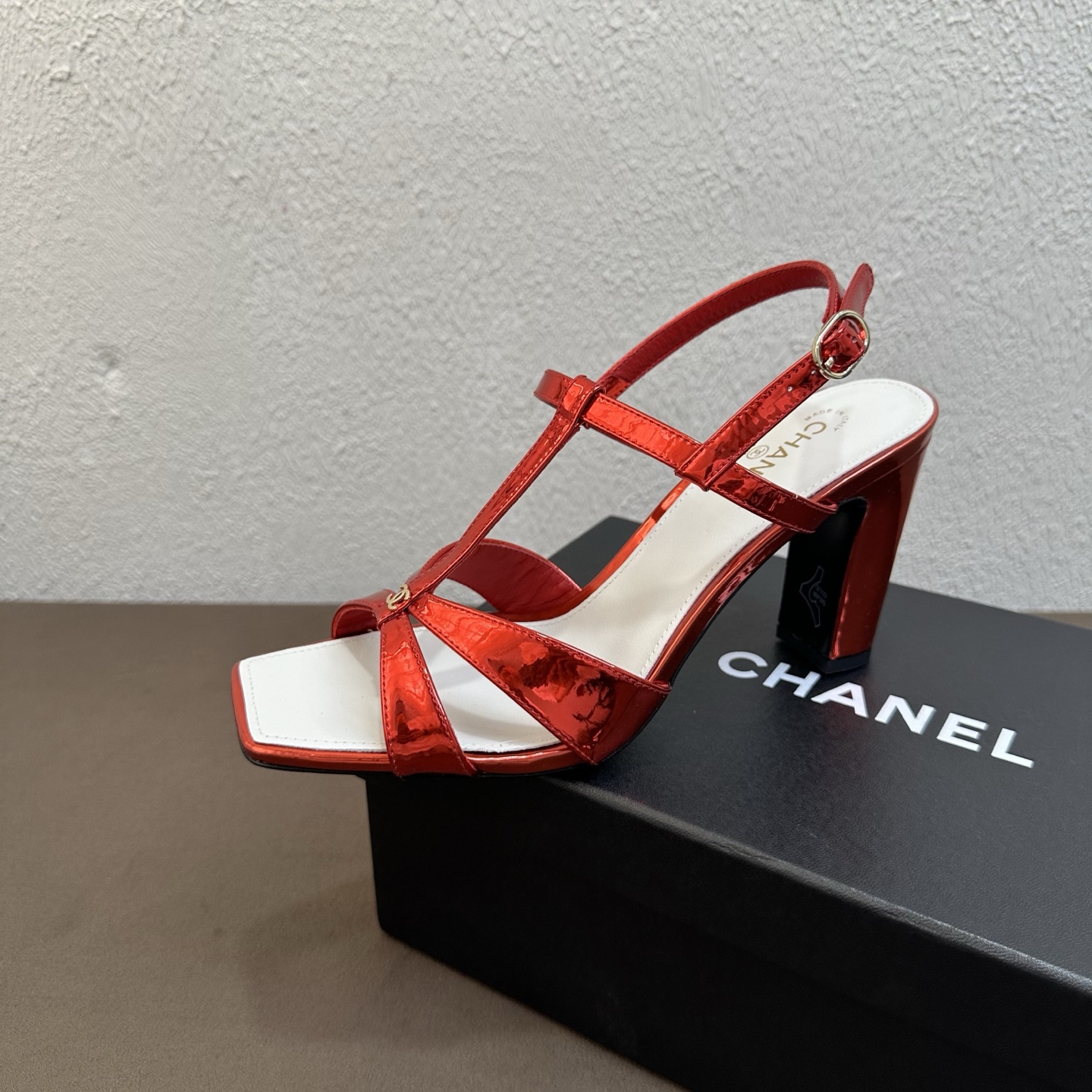 NO:885909,26P Spring and Summer New Style｜Chanel Chanel T-shaped thin straps, square toe thick heel high-heeled sandals, new light luxury high-heeled sandals, multi-color glossy color matching, full of high-end feel, classic thin T-shaped straps with mini double C metal buckles, exquisite and compact, full of recognition, full of rich family atmosphere; square toe shoes modify the foot shape, back strap buckle design is stable and does not fall off, the lines are clean, simple and elegant.  The glossy patent leather is delicate and shiny, the thick heel structure is stable and not tiring, the tall figure is easy to hold, and the elegant aura is online. It is suitable for dates, dinners, and commuting. It can be matched with skirts and trousers as you like. High heels are just what you need in summer. The upper is made of glossy imported patent leather, black, and the lining is breathable sheepskin. The sole is original genuine leather outsole. The size is 35-39 (customized size 40/41).  Heel height 8.5cm, sandals, chanel, chanel, sandals, skirts, sheepskin, Leather soles1986090926P春夏新款｜Chanel香奈儿T字细带方头粗跟高跟凉鞋 轻奢气质高跟凉鞋上新 多色亮面配色高级感拉满 经典细T字绑带搭配迷你双C金属饰扣,精致小巧辨识度拉满,妥妥富家千金氛围感；方头鞋型修饰脚型,后绊带扣环设计稳固不掉跟,线条利落简约大气. 亮面漆皮细腻有光泽,粗跟结构稳站不累脚,高挑身形轻松拿捏,优雅气场在线. 约会、晚宴、通勤穿搭都适配,裙装裤装随心搭配,夏日刚需高跟款 鞋面甄选亮面进口漆皮 黑 内里垫脚透气羊皮 鞋底原版真皮大底 码数35–39码（40/41码定制） 跟高8.5cm,凉鞋,chanel,chanel,sandals,skirts,sheepskin,Leather soles,Women's Shoes
