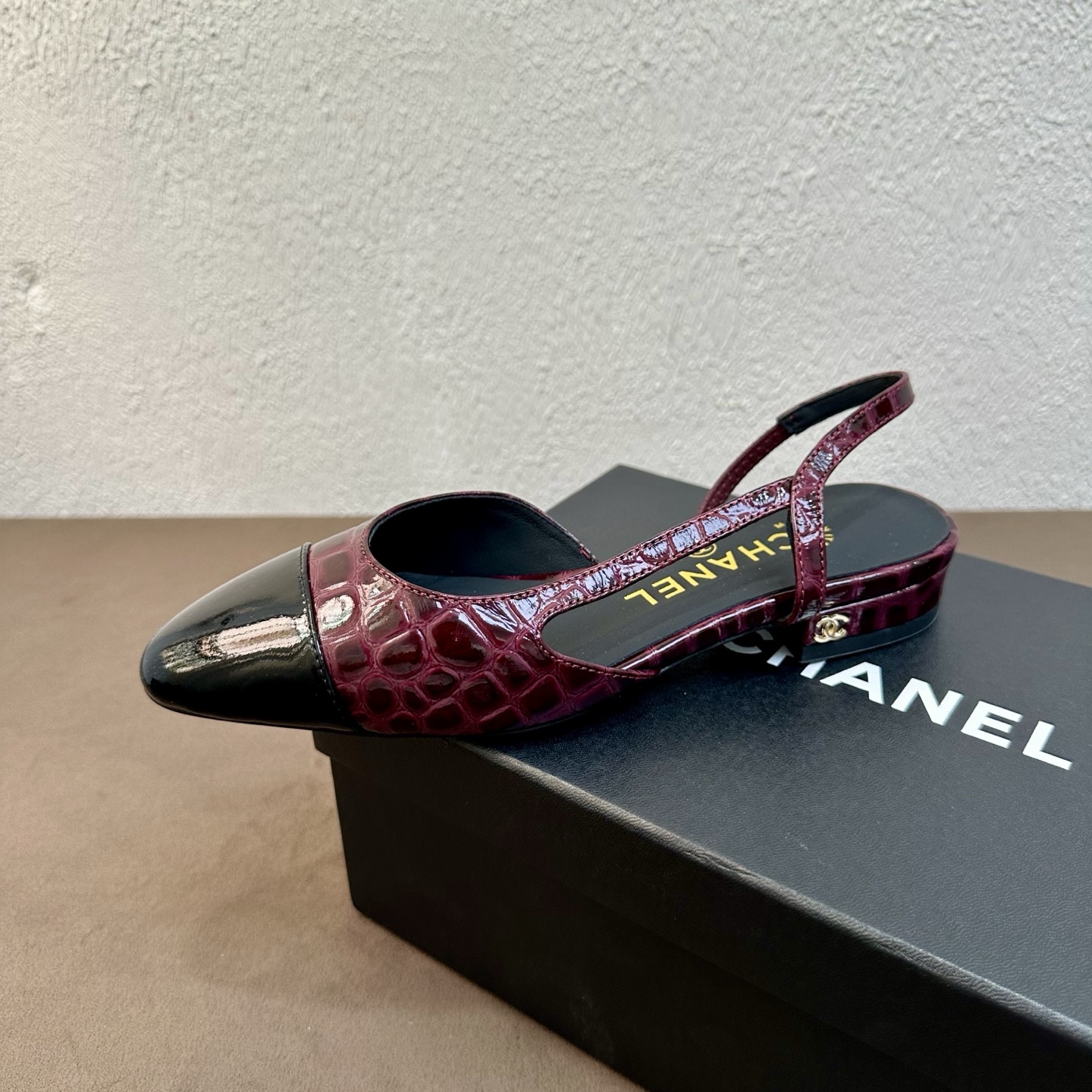 NO:885921,Chanel Chanel Xiaoxiang style classic color-blocked stone pattern crocodile pattern sandals, a new color in the summer counter, this single product continues the classic Xiaoxiang characteristics...Versatile and fashionable runway shoes, newly upgraded lasts, exclusive custom hardware buckles, original mold openings, Xiaoxiang full series, available all year round, stable shipments ——————- Upper with stone pattern crocodile pattern cowhide Italian top-quality genuine leather outsole High heels 9cm/6.5cm/2cm  Size 35～39 (34 40 41 42 43 customized, non-refundable and non-exchangeable), sandals, chanel, chanel, sandals, cowhide, Leather soles19860909Chanel 香奈儿小香风经典拼色石头纹鳄鱼纹凉鞋,夏季专柜新色,这款单品延续经典小香特色...百搭时尚单鞋走秀款,全新升级楦头 ,独家订制五金扣 、原版开模 小香全系列 、一年四季都有货、出货稳定  ———————-  鞋面石头纹鳄鱼纹牛皮 意大利顶级真皮大底 高跟9cm/6.5cm/2cm 码数35～39（34 40 41 42 43定做不退不换）,凉鞋,chanel,chanel,sandals,cowhide,Leather soles,Women's Shoes