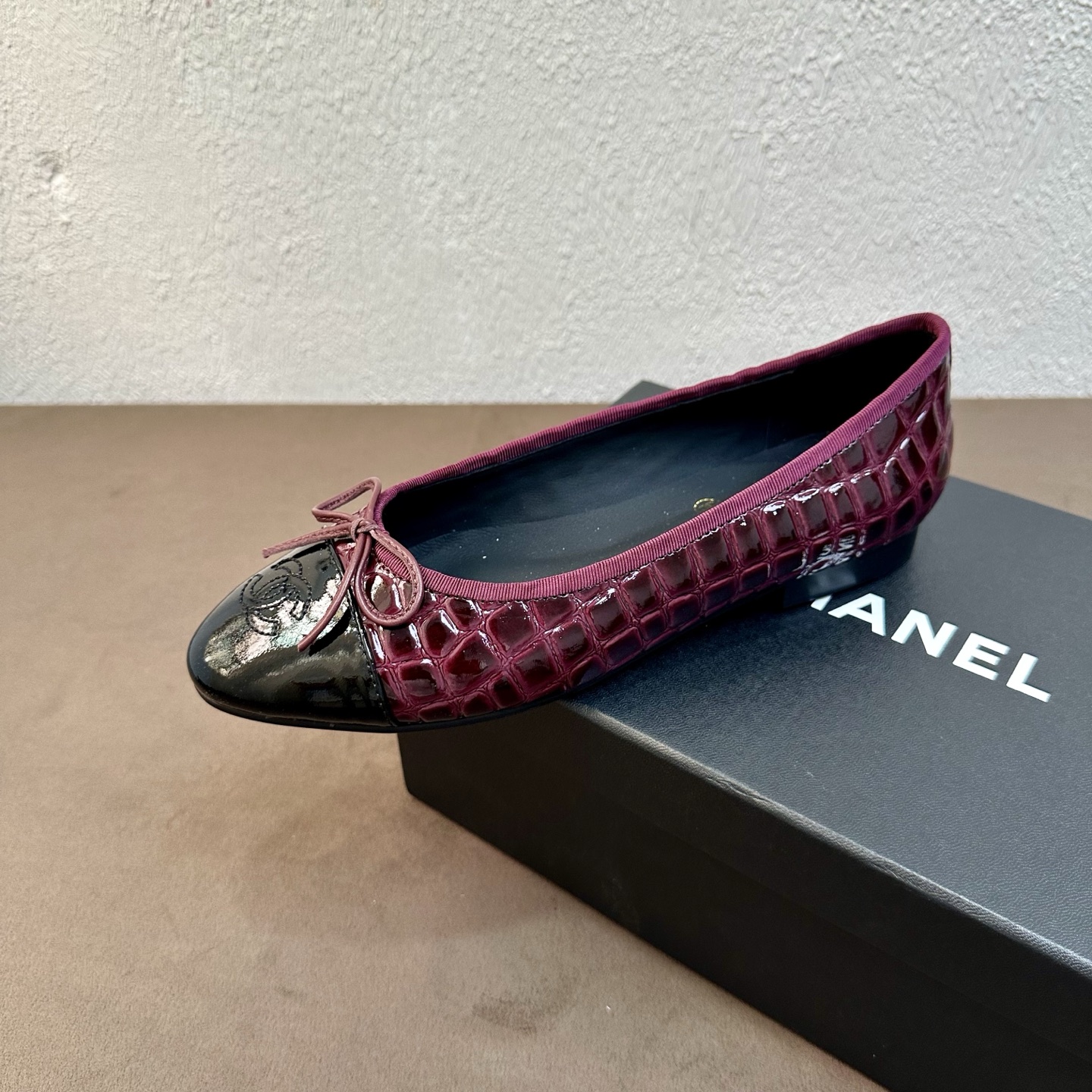 NO:885900,Chanel Chanel ballet shoes, flat shoes, fashionable items, timeless classics, maintaining elegance. Exquisite style, stars, Internet celebrities can be seen everywhere on the feet, luxury, popular original copy that will never fade away, upper stone grain crocodile pattern cowhide, lining sheepskin, sole genuine leather bottom, code number 35-39 (34 40 41 42 43 customized, non-returnable), single shoes, chanel, chanel, cowhide, sheepskin19860909chanel小香香奈儿芭蕾舞鞋 平底单鞋 时尚单品 永恒的经典保持高雅.精美的风格 明星 网红上脚随处可见 奢华 永不褪去的流行原版复制 鞋面石头纹鳄鱼纹牛皮 内里羊皮 鞋底真皮底 码数35-39（34 40 41 42 43定做不退换）,单鞋,chanel,chanel,cowhide,sheepskin,Women's Shoes