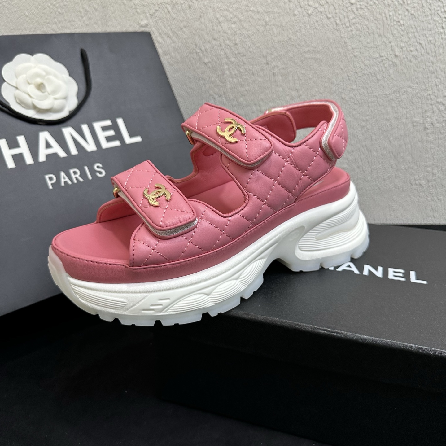 NO:885879,26P Spring and Summer New Style｜Chanel Chanel Diamond Double Buckle Thick-soled Velcro Sandals and Beach Shoes The hot-selling thick-soled sports sandals are full of new classic diamond patterns and retro tones, and the metal double logos are fully recognizable, making it easy to handle the sweet and cool style. The double Velcro buckles can be freely adjusted for tightness, and the back trip strap is fixed to prevent the heel from falling off. The thick platform sole is taller and slimmer, making it both casual and fashionable.  The selected leather is flexible and durable, and the rhombus quilting process is full of three-dimensionality. It is light on the foot and does not feel weight-bearing. It can be worn for a long time when shopping and running around without tiring the feet. It is suitable for casual wear, vacation travel, and daily commuting. Multiple colors are available to match as you like. The upper is made of fine imported sheepskin rhombus stitching. The lining is breathable sheepskin. The sole is original genuine leather thick platform sole.  Sizes 35–39 (customized sizes 40/41), slippers and sandals, chanel, chanel, sandals, slippers, sheepskin1986090926P春夏新款｜Chanel香奈儿菱格双扣厚底魔术贴凉鞋沙滩鞋 爆款厚底运动凉鞋上新经典菱格纹复古调性拉满,金属双Clogo辨识度拉满,甜酷风轻松拿捏 双魔术贴搭扣可自由调节松紧,后绊带固定不易掉跟,厚松糕底增高显瘦不笨重,休闲时髦两不误 甄选皮质柔韧耐穿,菱格绗缝工艺立体感十足,上脚轻盈无负重感,逛街暴走久穿不累脚 休闲穿搭、度假出行、日常通勤全都适配,多色可选随心搭配 鞋面甄选细腻进口羊皮菱格车线 内里垫脚透气羊皮 鞋底原版真皮厚松糕大底 码数35–39码（40/41码定制）,拖鞋凉鞋,chanel,chanel,sandals,slippers,sheepskin,Women's Shoes