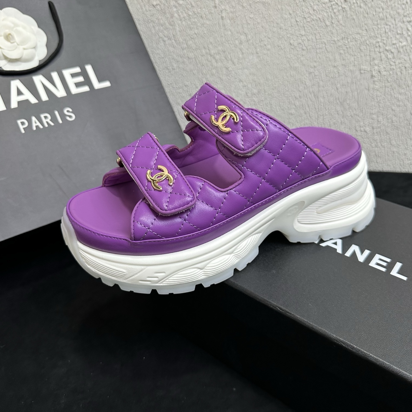 NO:885889,26P Spring and Summer New Style｜Chanel Chanel Double Buckle Thick-soled Velcro Slippers and Beach Shoes The hot-selling thick-soled sports slippers are full of new classic rhombus pattern and retro tones, and the metal double logo is fully recognizable, making it easy to handle the sweet and cool style. The double Velcro buckle can be freely adjusted for tightness, and the back strap is fixed to prevent the heel from falling off. The thick platform sole is taller and slimmer, making it both casual and fashionable.  The selected leather is flexible and durable, and the rhombus quilting process is full of three-dimensionality. It is light on the foot and does not feel weight-bearing. It can be worn for a long time when shopping and running around without tiring the feet. It is suitable for casual wear, vacation travel, and daily commuting. Multiple colors are available to match as you like. The upper is made of fine imported sheepskin rhombus stitching. The lining is breathable sheepskin. The sole is original genuine leather thick platform sole.  Sizes 35–39 (customized sizes 40/41), slippers and sandals, chanel, chanel, sandals, slippers, sheepskin1986090926P春夏新款｜Chanel香奈儿菱格双扣厚底魔术贴拖鞋沙滩鞋 爆款厚底运动拖鞋上新经典菱格纹复古调性拉满,金属双Clogo辨识度拉满,甜酷风轻松拿捏 双魔术贴搭扣可自由调节松紧,后绊带固定不易掉跟,厚松糕底增高显瘦不笨重,休闲时髦两不误 甄选皮质柔韧耐穿,菱格绗缝工艺立体感十足,上脚轻盈无负重感,逛街暴走久穿不累脚 休闲穿搭、度假出行、日常通勤全都适配,多色可选随心搭配 鞋面甄选细腻进口羊皮菱格车线 内里垫脚透气羊皮 鞋底原版真皮厚松糕大底 码数35–39码（40/41码定制）,拖鞋凉鞋,chanel,chanel,sandals,slippers,sheepskin,Women's Shoes