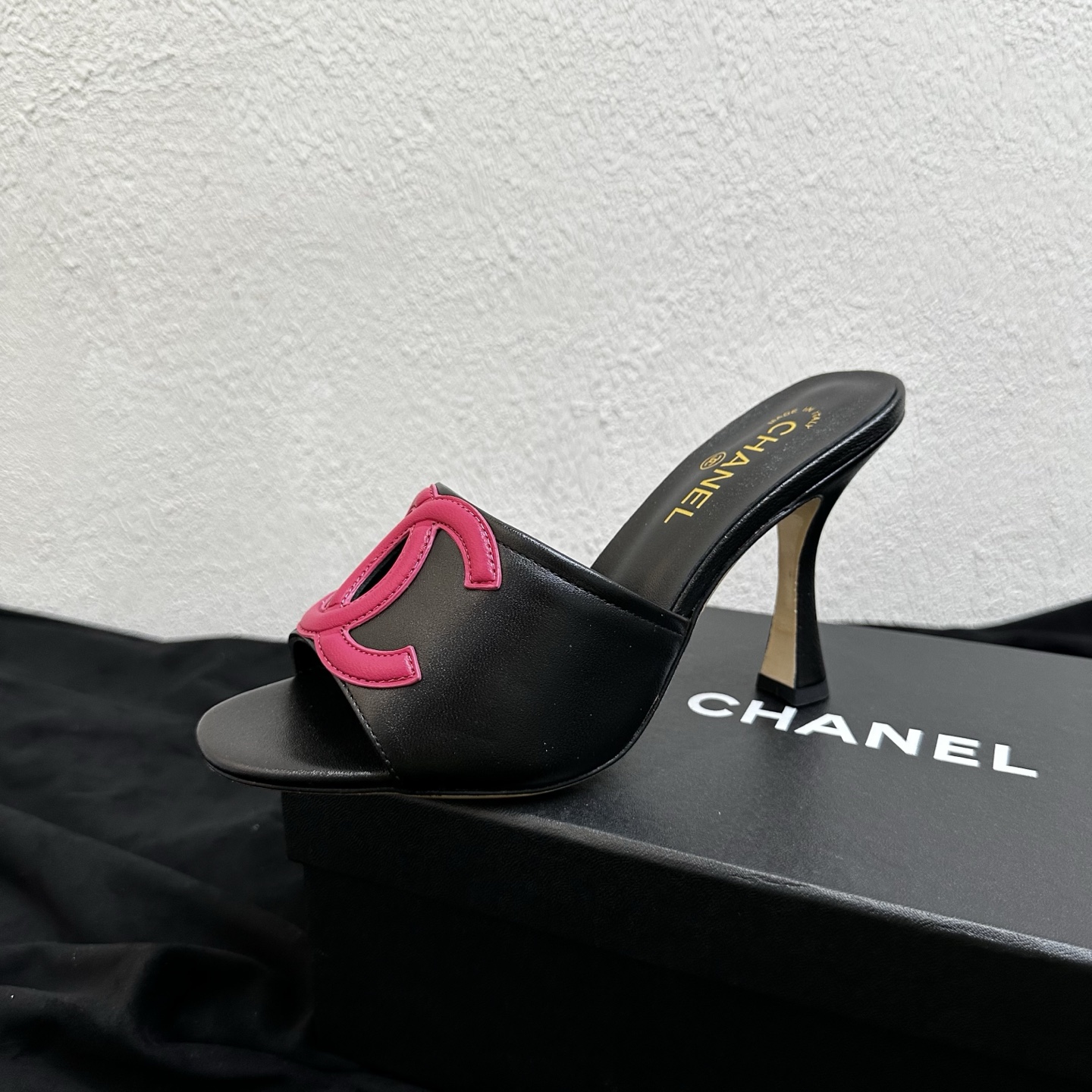 NO:885870,26P Spring and Summer New Style｜Chanel Chanel large double C high-heeled colorful candy-colored sandals. Classic high-heeled sandals are heavily updated with new contrasting three-dimensional double C logos, which are eye-catching and full of light and luxurious retro atmosphere. The eye-catching contrasting double Clogo is full of recognition, full of light luxury and celebrity temperament, the neat one-line open-toe version modifies the foot line, and the stiletto heels elongate the proportion of the legs, full of aura.  The imported lambskin is soft and delicate, fits the foot without abrasion, the high-heeled version is elegant and elegant, stable and does not sprain the feet, and there is no obvious feeling of fatigue after long-term wear. It can be used for dates, parties, commuting and shopping. It can be matched with skirts and trousers in many bright colors. It is a versatile shoe for spring and summer. The upper is made of fine imported lambskin. The lining is breathable sheepskin. The sole is original genuine leather.  Size 35-39 (customized size 40/41) Heel height 9cm, high heels and slippers, chanel, chanel, high heels, slippers, skirts, sheepskin, Leather soles1986090926P春夏新款｜Chanel香奈儿撞色大双C高跟彩色糖果色凉拖鞋 经典爆款高跟凉拖重磅上新撞色立体双C饰标亮眼吸睛,轻奢复古氛围感拉满 醒目撞色双Clogo辨识度拉满,轻奢名媛气质拉满,利落一字露趾版型修饰脚型线条,细高跟拉长腿部比例,气场十足. 进口小羊皮软糯细腻,贴脚不磨肤,高跟版型优雅大气,稳固不崴脚,久穿也无明显疲惫感 约会、派对、通勤逛街都能驾驭,多亮色配色随心搭配裙装裤装,春夏刚需百搭鞋款 鞋面甄选细腻进口小羊皮 内里垫脚透气羊皮 鞋底原版真皮大底 码数35–39码（40/41码定制）跟高9cm,高跟鞋拖鞋,chanel,chanel,high heels,slippers,skirts,sheepskin,Leather soles,Women's Shoes