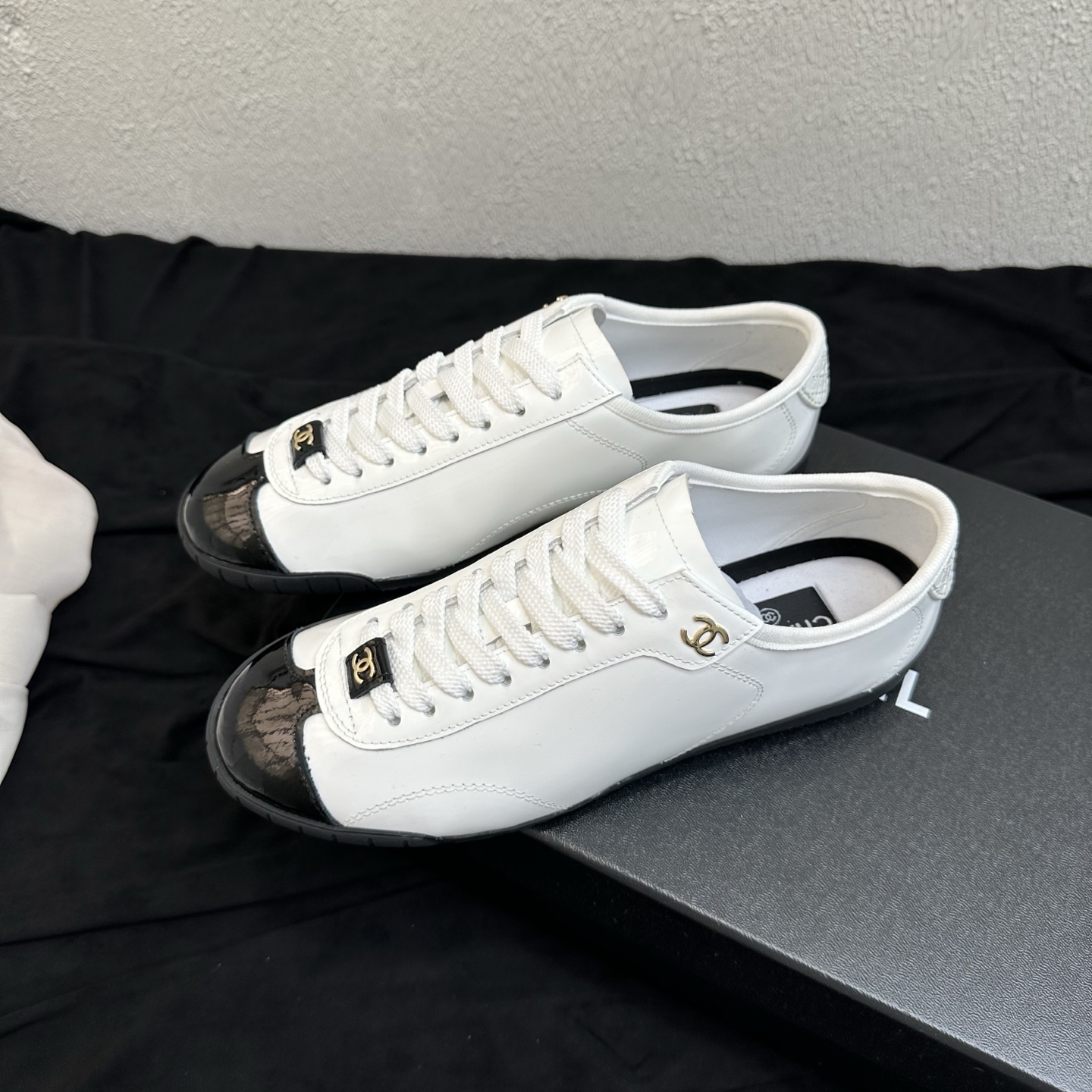 NO:885861,26P Spring and Summer New Style｜Chanel Chanel black and white color matching lace-up moral shoes, casual flat shoes, white shoes. Classic retro moral shoes are newly released. The black and white lacquered toe contrast design is highly recognizable, and it has a simple and luxurious atmosphere. The small metal double C accessories on the side are exquisite and compact, the double C logo on the shoelaces is full of details, and the solid sewing lines are solid and heavy, perfectly inheriting the brand's classic style.  The glossy leather is smooth and soft, and fits the shape of the foot. The flat-soled version has no feeling of pressure when walking, and is comfortable to wear for a long time without tiring the feet. It is suitable for commuting, shopping, daily travel, and casual wear. It is versatile, durable and practical to wear in all seasons. The upper is made of fine imported shiny lambskin. The lining is breathable sheepskin. The sole is an original molded sole. The last-shaped heel is high and round toe is flat.  Size 35–39 (customized size 40/41), casual shoes/sports shoes, chanel, chanel, flats, sneakers, sheepskin1986090926P春夏新款｜Chanel香奈儿黑白拼色系带德训鞋休闲平底鞋小白鞋 经典复古德训鞋重磅上新 黑白亮漆鞋头撞色设计辨识度拉满,简约轻奢氛围感十足 侧边金属小双C配饰精致小巧,鞋带处双C标牌细节满满,工整车线扎实重工,完美承袭品牌经典格调. 亮面皮质顺滑软糯,上脚贴合脚型,平底版型走路无压迫感,久穿舒适不累脚 通勤逛街、日常出行、休闲穿搭全能适配,四季百搭耐看实穿. 鞋面甄选细腻进口亮面小羊皮 内里垫脚透气羊皮 鞋底原版开模底 楦型跟高圆头平底 码数35–39码（40/41码定制）,休闲鞋/运动鞋,chanel,chanel,flats,sneakers,sheepskin,Women's Shoes