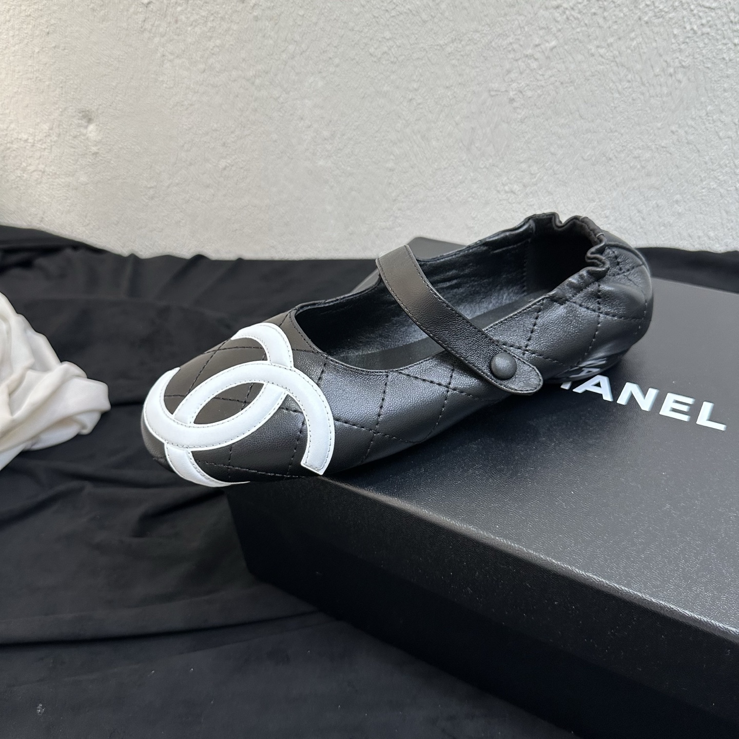 NO:885854,26P Spring and Summer New Style｜Chanel Camping Lingge Mary Jane Flat Ballet Shoes. The classic retro Mary Jane version is newly released. Chanel's iconic large double C patch is eye-catching, making it easy to recognize, and full of gentle rich family atmosphere. The whole shoe has classic diamond quilting technology, neat and delicate hand-made stitching, exquisite details of the wavy lace shoe collar, and a one-word buckle strap design that fits the instep without slipping.  The imported lambskin is soft and delicate, and the upper part is soft and wraps the feet. The flat version has zero burden when walking, and the feet will not be tired after wearing it for a long time. It is suitable for commuting, shopping, dating, and matching skirts and trousers. It is versatile and practical to wear all year round. The upper is made of fine imported lambskin. The lining is breathable sheepskin. The sole is original black and red transparent bottom. The last-shaped heel is high and round toe is flat.  Size 35–39 (customized size 40/41), single shoes, chanel, chanel, chanel, mary jane, skirts, sheepskin1986090926P春夏新款｜Chanel香奈儿康鹏菱格玛丽珍平底芭蕾鞋单鞋 经典复古玛丽珍版型重磅上新 香家标志性大双C贴饰醒目吸睛,辨识度拉满,温柔富家千金氛围感拉满 整鞋经典菱格绗缝工艺,手工走线工整精致,波浪花边鞋口细节考究,一字扣绊带设计贴合脚背不滑落. 进口小羊皮软糯细腻,上脚柔软裹脚,平底版型走路零负担,久穿不累脚 通勤逛街、约会出游、搭配裙装裤装都适配,一年四季百搭实穿. 鞋面甄选细腻进口小羊皮 内里垫脚透气羊皮 鞋底原版黑红透明底 楦型跟高圆头平底 码数35–39码（40/41码定制）,单鞋,chanel,chanel,chanel,mary jane,skirts,sheepskin,Women's Shoes
