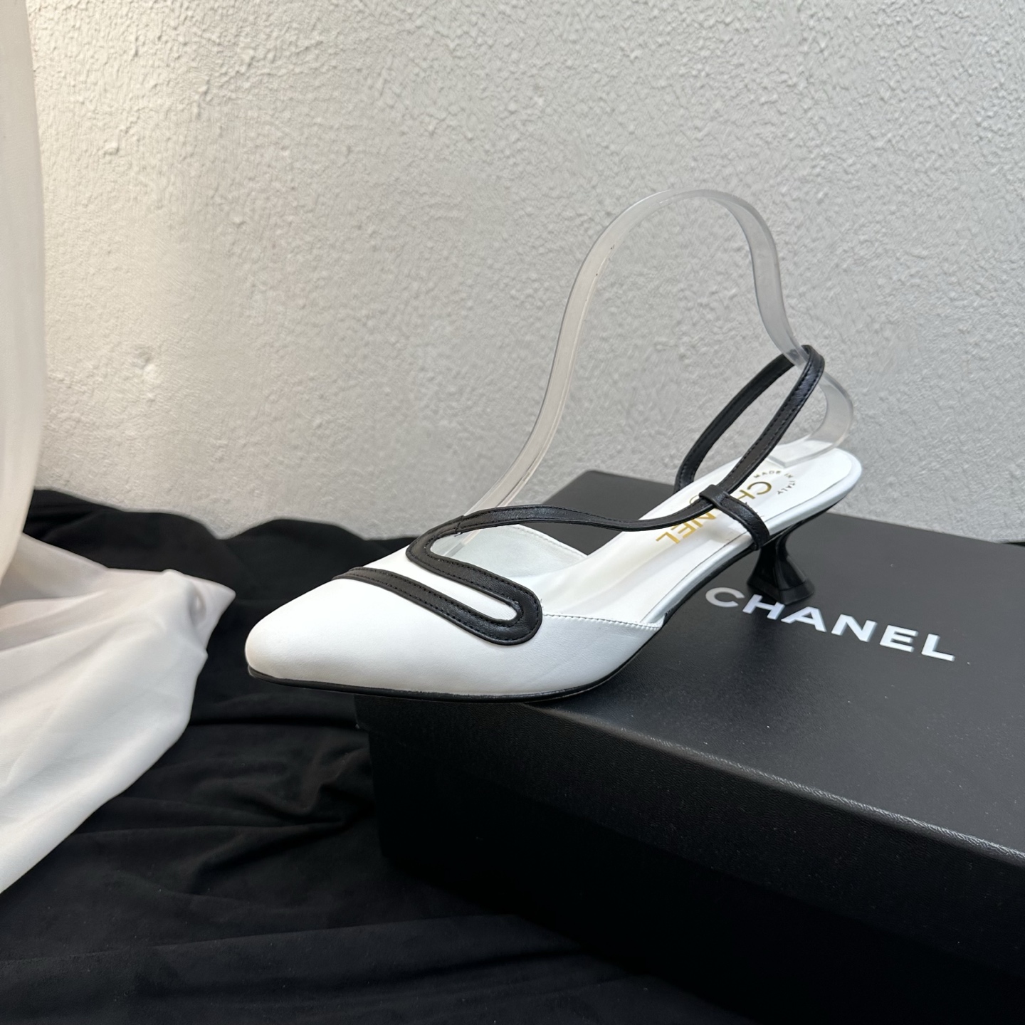 NO:885846,26 Spring and Summer New Style｜Chanel Chanel color-blocked line back with pointed toe stiletto cat heel low-heeled flat sandals. The retro contrasting color design is full of style. The exquisite pointed toe modifies the foot shape, the neat curve lines outline the elegant outline, the classic empty back strap style is fashionable and durable, and has a full sense of luxury and socialite atmosphere.  The contrasting color binding lines are highly recognizable, the minimalist design is high-end without being exaggerated, and the upper foot is full of exquisite femininity; the turning lines are neat and delicate, and the workmanship is solid and elegant. The imported lambskin is soft and delicate, wrapping and fitting the feet, and the stiletto heels elongate the leg lines, are stable and do not rub the feet, and have both appearance and comfort. It can be used for commuting, dating, banquets, and daily wear, and it is versatile and durable and can be worn in all seasons. The upper is made of fine imported lambskin.  Breathable sheepskin lining, original genuine leather outsole, last-shaped heel, high pointed toe stiletto heel, size 35-39 (customized size 40/41), heel height 5cm, flat bottom, sandals, chanel, chanel, sandals, sheepskin, Leather soles1986090926春夏新款｜Chanel香奈儿拼色线条后带尖头细跟猫跟低跟平底凉鞋 复古撞色设计格调拉满 精致尖头修饰脚型,利落曲线线条勾勒优雅轮廓,经典后空绊带款式时髦耐看,轻奢名媛氛围感十足 撞色包边线条辨识度出众,极简设计高级不浮夸,上脚尽显精致女人味；车工走线工整细腻,做工扎实考究. 进口小羊皮柔软细腻,包裹贴合双脚,细高跟拉长腿部线条,稳当不磨脚,颜值舒适度兼顾. 通勤、约会、宴会、日常穿搭都能驾驭,百搭耐看四季可穿. 鞋面甄选细腻进口小羊皮 内里垫脚透气羊皮 鞋底原版真皮大底 楦型跟高尖头细高跟 码数35–39码（40/41码定制）跟高5cm和平底,凉鞋,chanel,chanel,sandals,sheepskin,Leather soles,Women's Shoes