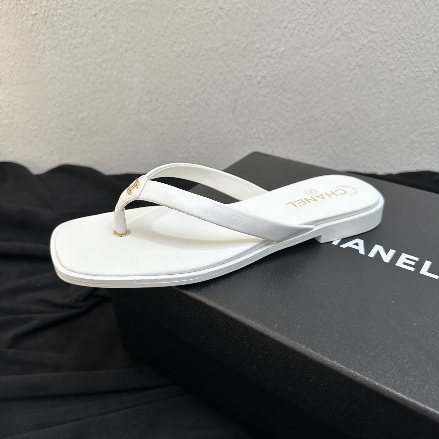 NO:885839,26P Spring and Summer New Style｜Chanel Chanel Metal Double C Square Toe Flip-Toe Flip-Flops A new light luxury summer sandal. The simple square toe flip-flops have a refreshing and neat style. They are available in multiple colors to suit all kinds of outfits. The exquisite small gold logo double C embellishment enhances the brand recognition and creates a lazy rich family atmosphere.  The thin thong strap has simple and smooth lines, the hardware accessories are exquisitely crafted, the wiring is neat and delicate, the minimalist design is high-end and durable, and firmly grasps the fragrance's classic light luxury tone. The imported lambskin is flexible and skin-friendly, conforms to the curve of the sole of the foot, and the flat version has no weight-bearing feeling. It is soft and comfortable to step on, and will not wear your toes after long-term wear. It is suitable for beach vacations, daily shopping, and home wear. It is a versatile item in summer. The upper is made of fine imported lambskin.  Breathable sheepskin lining, original genuine leather outsole, last-shaped heel, high square toe, flat bottom, size 35-39 (customized size 40/41), split-toe shoes, chanel, chanel, chanel, slippers, sheepskin, Leather soles1986090926P春夏新款｜Chanel香奈儿金属双C方头夹脚夹趾人字拖鞋 轻奢夏日凉拖重磅上新 简约方头夹趾版型清爽利落,多色可选适配各类穿搭,精致小金标双C点缀,品牌辨识度拉满,慵懒富家千金氛围感拉满. 细夹趾带线条简约流畅,五金配饰做工精致考究,走线工整细腻,极简设计高级耐看,牢牢拿捏香家经典轻奢调性. 进口小羊皮柔韧亲肤,贴合脚掌曲线,平底版型无负重感,踩上去柔软舒适,久穿不磨脚趾. 海边度假、日常逛街、居家外穿都合适,夏日百搭刚需款. 鞋面甄选细腻进口小羊皮 内里垫脚透气羊皮 鞋底原版真皮大底 楦型跟高方头平底 码数35–39码（40/41码定制）,分趾鞋,chanel,chanel,chanel,slippers,sheepskin,Leather soles,Women's Shoes