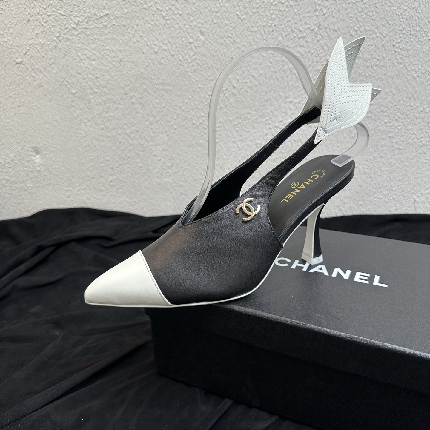 NO:885890,26P Spring and Summer New Style｜Chanel Chanel classic double C pointed toe color-blocked flying wing back high-heeled sandals. Light luxury lady style sandals are newly released. The classic contrasting color pointed toe + heel flying wing design is neat and slimming. Multiple colors are available to suit all kinds of outfits. The body of the shoe is embellished with double C's with exquisite small gold labels. It enhances brand recognition and directly enhances the elegant atmosphere.  The back strap + hollow shoe body has simple and smooth lines, neat and delicate routing, and exquisite splicing technology of the shoe body. It perfectly replicates the classic double C tone of the fragrance family, and the upper foot has a sense of luxury. The imported lambskin is flexible and skin-friendly, and fits the curve of the sole of the foot. The cat heel/stiletto heel version elongates the leg line, and the heel height is moderate and stable for walking. It will not tire your feet after long-term wear.  Suitable for commuting to work, dating parties, and daily outings, it is a must-have shoe for spring and summer. The upper is made of fine imported lambskin (including metallic pearlescent/contrast color splicing) black. The lining is breathable sheepskin. The sole is original genuine leather outsole. Last-shaped heel, high pointed toe and stiletto heel. Heel height 9cm/7cm/flat bottom.  Sizes 35–39 (customized sizes 40/41), high heels and sandals, chanel, chanel, chanel, sandals, high heels, sheepskin, Leather soles1986090926P春夏新款｜Chanel香奈儿经典双C尖头拼色飞翼后空高跟凉鞋 轻奢名媛风凉鞋重磅上新 经典撞色尖头+后跟飞翼翅膀设计利落显瘦,多色可选适配各类穿搭,鞋身精致小金标双C点缀,品牌辨识度拉满,优雅千金氛围感直接拉满. 后绊带+镂空鞋身线条简约流畅,走线工整细腻,鞋身拼接工艺考究,完美复刻香家经典双C调性,上脚自带高级感. 进口小羊皮柔韧亲肤,贴合脚掌曲线,猫跟/细高跟版型拉长腿部线条,跟高适中稳当好走,久穿不累脚不磨脚. 通勤上班、约会聚会、日常出街都适配,春夏鞋柜百搭刚需款. 鞋面甄选细腻进口小羊皮（含金属珠光/撞色拼接款）黑 内里垫脚透气羊皮 鞋底原版真皮大底 楦型跟高尖头细跟 跟高9cm/7cm/平底 码数35–39码（40/41码定制）,高跟鞋凉鞋,chanel,chanel,chanel,sandals,high heels,sheepskin,Leather soles,Women's Shoes