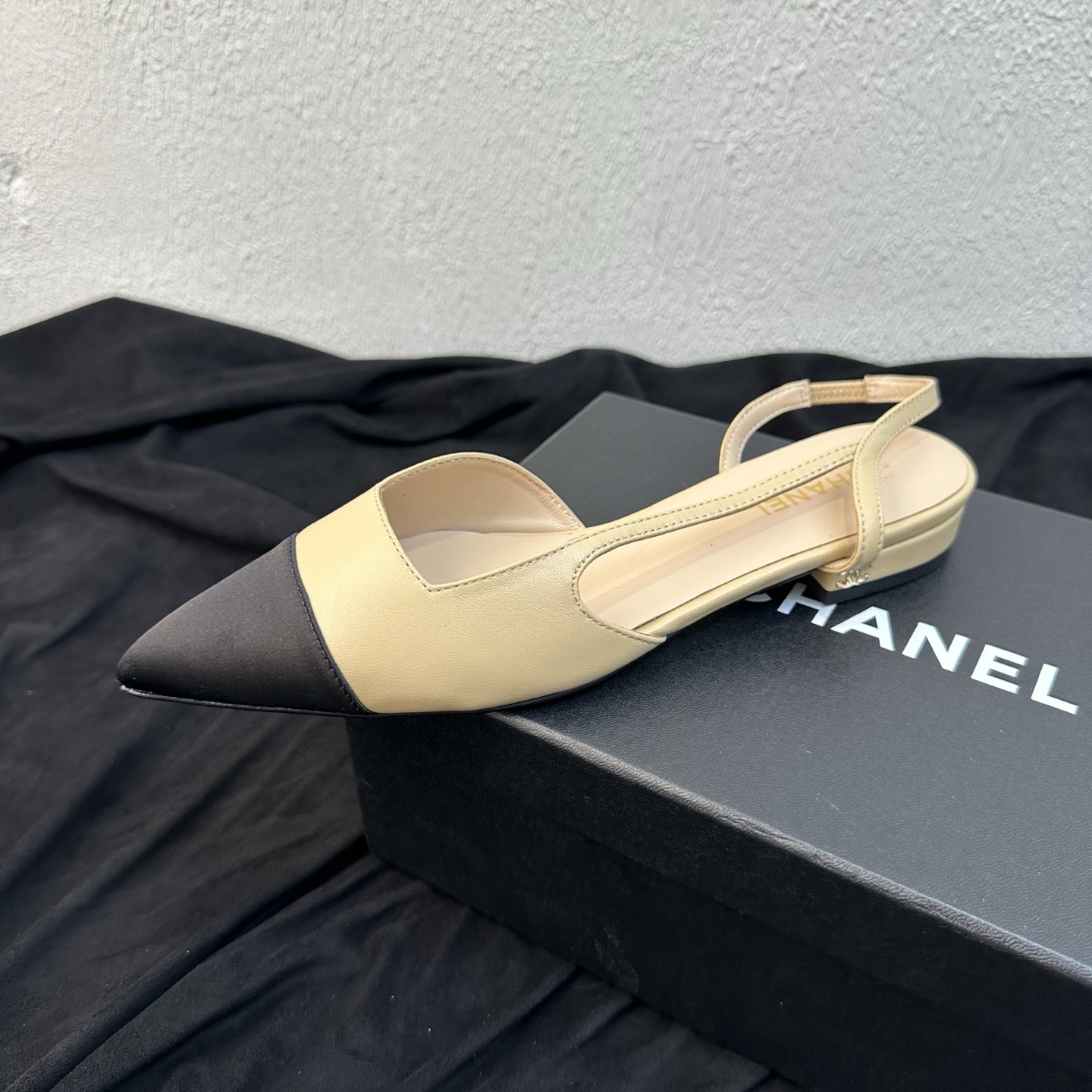 NO:885899,26P Spring and Summer New Style｜Chanel Chanel classic double C pointed toe color block sandals with stiletto heel and thick heel square mouth sandals. Light luxury lady style sandals are newly released. The classic black and white/contrast color pointed toe back empty version is neat and slimming. It is available in multiple colors to suit all kinds of outfits. The inside of the shoe is embellished with exquisite small gold logo and double C. It enhances the brand recognition and directly enhances the elegant and wealthy atmosphere.  The back strap design has simple and smooth lines, neat and delicate routing, and exquisite splicing technology of the shoe body. It perfectly replicates the classic double C tone of Xiangjia, and the upper foot has a high-end feel. The imported lambskin is flexible and skin-friendly, and fits the curve of the sole of the foot. The stiletto heel version elongates the leg line. The heel height is moderate and stable for walking. It is suitable for commuting to work, dating parties, and daily outings. It is a must-have for spring and summer shoe cabinets.  The upper is made of fine imported lambskin (including embossed/leopard print horse hair splicing), black, breathable sheepskin lining, original genuine leather outsole, last-shaped heel, high pointed stiletto heel, heel height: 8cm/6cm/flat bottom, size 35–39 (customized size 40/41), high-heeled sandals, chanel, chanel, chanel, sandals, high heels, sheepskin, Leather soles1986090926P春夏新款｜Chanel香奈儿经典双C尖头拼色后带细跟高跟粗跟方口凉鞋 轻奢名媛风凉鞋重磅上新 经典黑白/撞色尖头后空版型利落显瘦,多色可选适配各类穿搭,鞋内精致小金标双C点缀,品牌辨识度拉满,优雅千金氛围感直接拉满. 后绊带设计线条简约流畅,走线工整细腻,鞋身拼接工艺考究,完美复刻香家经典双C调性,上脚自带高级感. 进口小羊皮柔韧亲肤,贴合脚掌曲线,细高跟版型拉长腿部线条,跟高适中稳当好走,久穿不累脚不磨脚. 通勤上班、约会聚会、日常出街都适配,春夏鞋柜百搭刚需款. 鞋面甄选细腻进口小羊皮（含压纹/豹纹马毛拼接款） 黑 内里垫脚透气羊皮 鞋底原版真皮大底 楦型跟高尖头细跟 跟高:8cm/6cm/平底 码数35–39码（40/41码定制）,高跟鞋凉鞋,chanel,chanel,chanel,sandals,high heels,sheepskin,Leather soles,Women's Shoes
