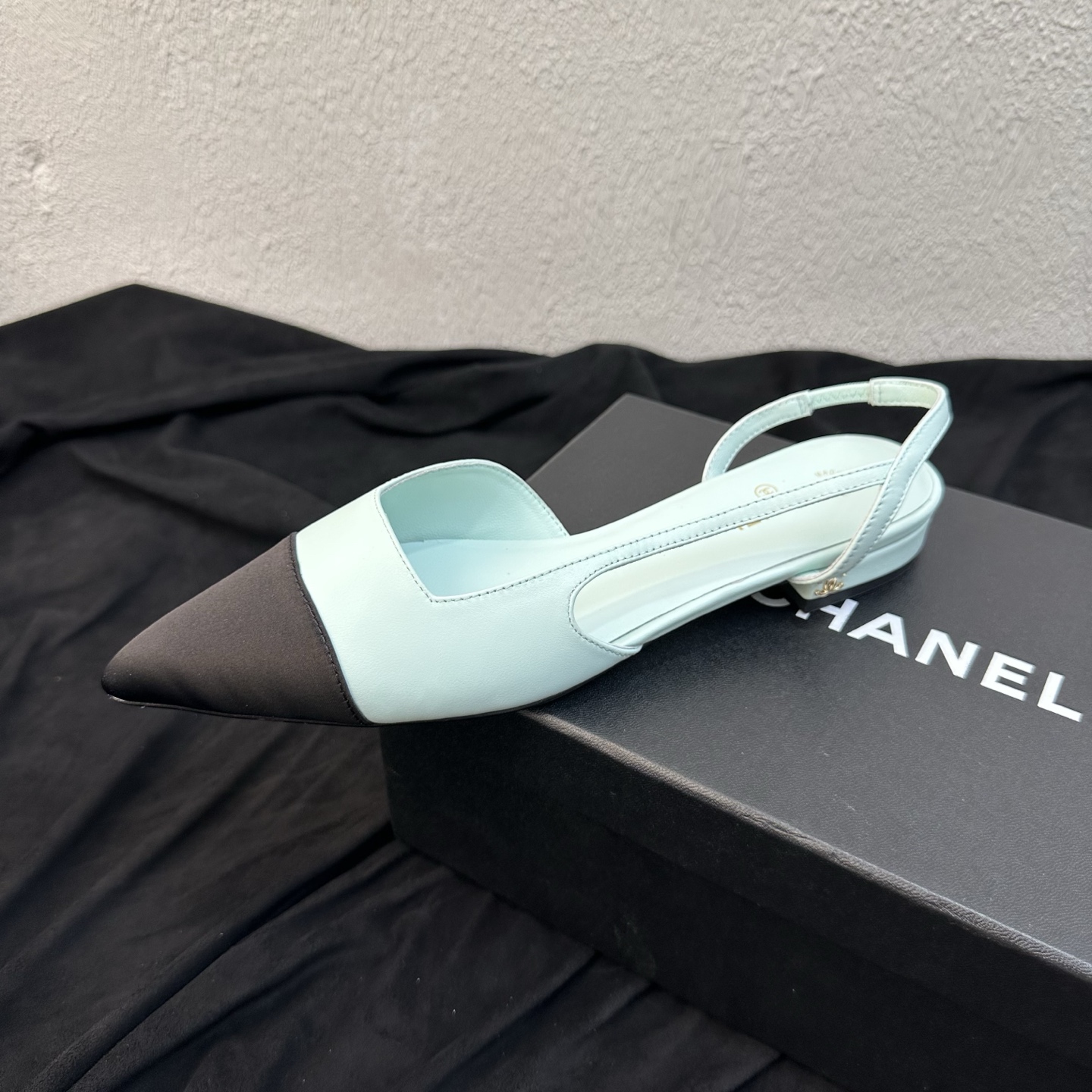 NO:885910,26P Spring and Summer New Style｜Chanel Chanel classic double C pointed toe color block sandals with stiletto heel and thick heel square mouth sandals. Light luxury lady style sandals are newly released. The classic black and white/contrast color pointed toe back empty version is neat and slimming. It is available in multiple colors to suit all kinds of outfits. The inside of the shoe is embellished with exquisite small gold logo and double C. It enhances the brand recognition and directly enhances the elegant and wealthy atmosphere.  The back strap design has simple and smooth lines, neat and delicate routing, and exquisite splicing technology of the shoe body. It perfectly replicates the classic double C tone of Xiangjia, and the upper foot has a high-end feel. The imported lambskin is flexible and skin-friendly, and fits the curve of the sole of the foot. The stiletto heel version elongates the leg line. The heel height is moderate and stable for walking. It is suitable for commuting to work, dating parties, and daily outings. It is a must-have for spring and summer shoe cabinets.  The upper is made of fine imported lambskin (including embossed/leopard print horse hair splicing), black, breathable sheepskin lining, original genuine leather outsole, last-shaped heel, high pointed stiletto heel, heel height: 8cm/6cm/flat bottom, size 35-39 (40/41 size customization, high heels sandals, chanel, chanel, chanel, sandals, high heels, sheepskin, Leather soles1986090926P春夏新款｜Chanel香奈儿经典双C尖头拼色后带细跟高跟粗跟方口凉鞋 轻奢名媛风凉鞋重磅上新 经典黑白/撞色尖头后空版型利落显瘦,多色可选适配各类穿搭,鞋内精致小金标双C点缀,品牌辨识度拉满,优雅千金氛围感直接拉满. 后绊带设计线条简约流畅,走线工整细腻,鞋身拼接工艺考究,完美复刻香家经典双C调性,上脚自带高级感. 进口小羊皮柔韧亲肤,贴合脚掌曲线,细高跟版型拉长腿部线条,跟高适中稳当好走,久穿不累脚不磨脚. 通勤上班、约会聚会、日常出街都适配,春夏鞋柜百搭刚需款. 鞋面甄选细腻进口小羊皮（含压纹/豹纹马毛拼接款） 黑 内里垫脚透气羊皮 鞋底原版真皮大底 楦型跟高尖头细跟 跟高:8cm/6cm/平底 码数35–39码（40/41码定制,高跟鞋凉鞋,chanel,chanel,chanel,sandals,high heels,sheepskin,Leather soles,Women's Shoes